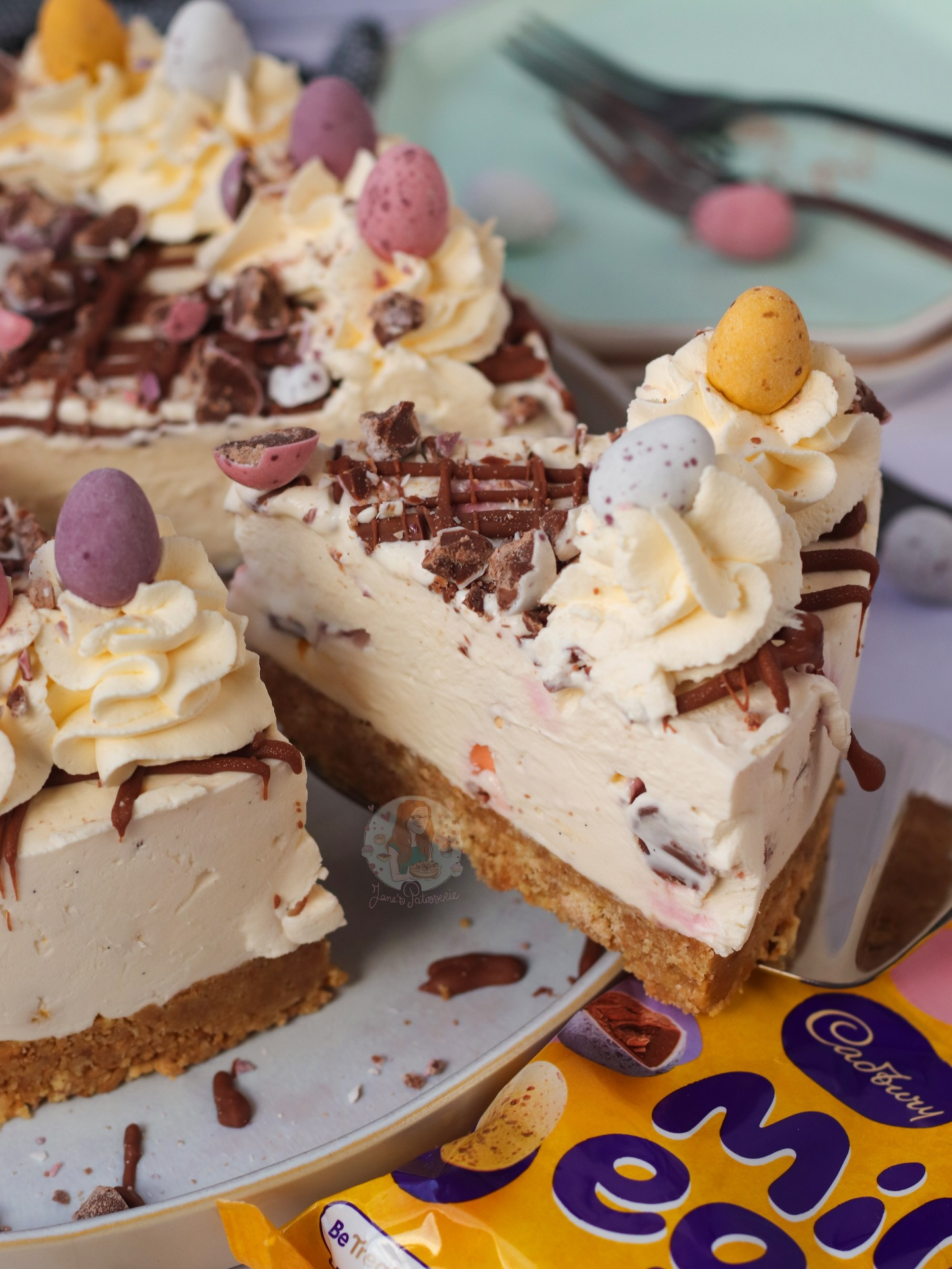 No-Bake Cadbury Mini Egg Cheesecake with Cream Cheese Filling and Chocolate Drizzle