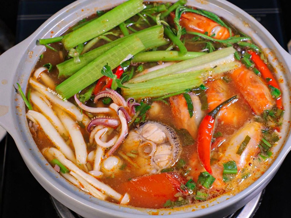 Nồi lẩu Thái chua cay thơm ngon với cá bóp, tôm, mực và rau củ