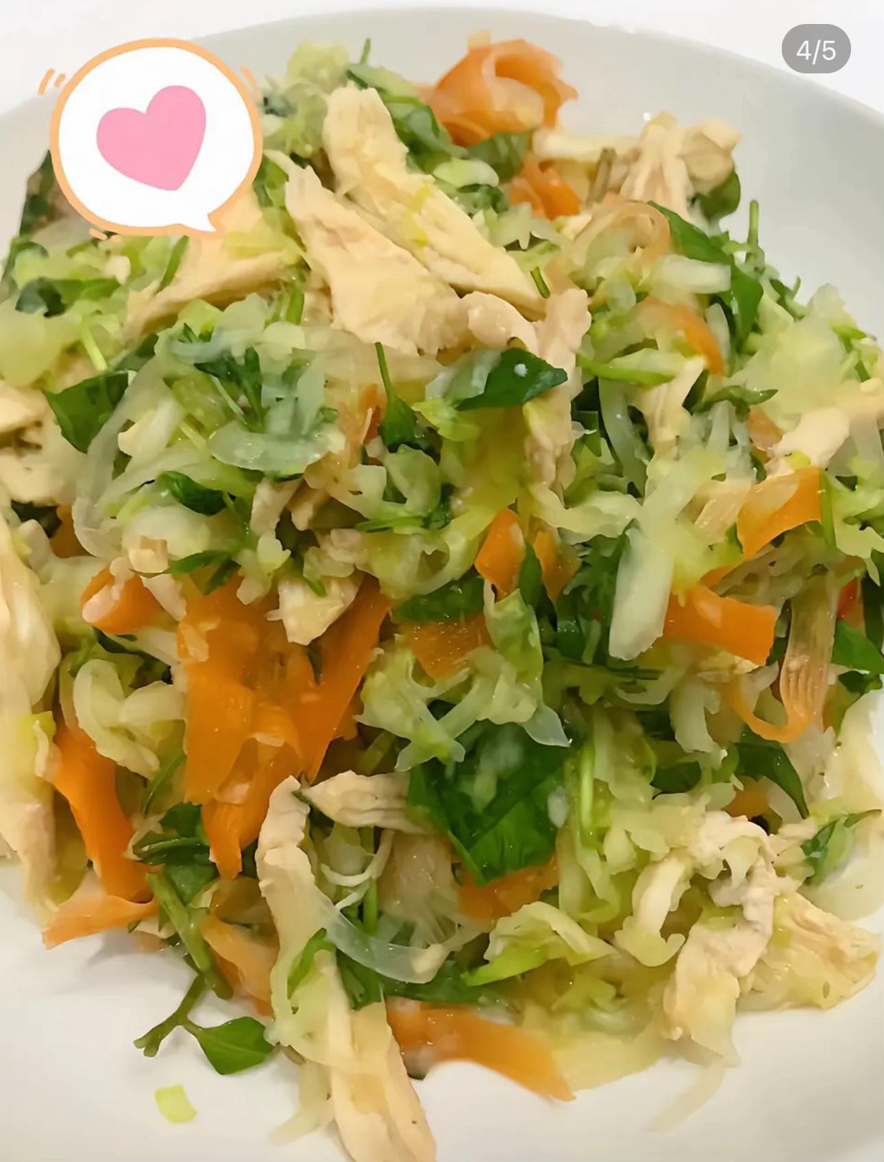 Nộm bắp cải ức gà: Món salad trộn healthy giòn sần sật, thanh mát với cà rốt và rau thơm