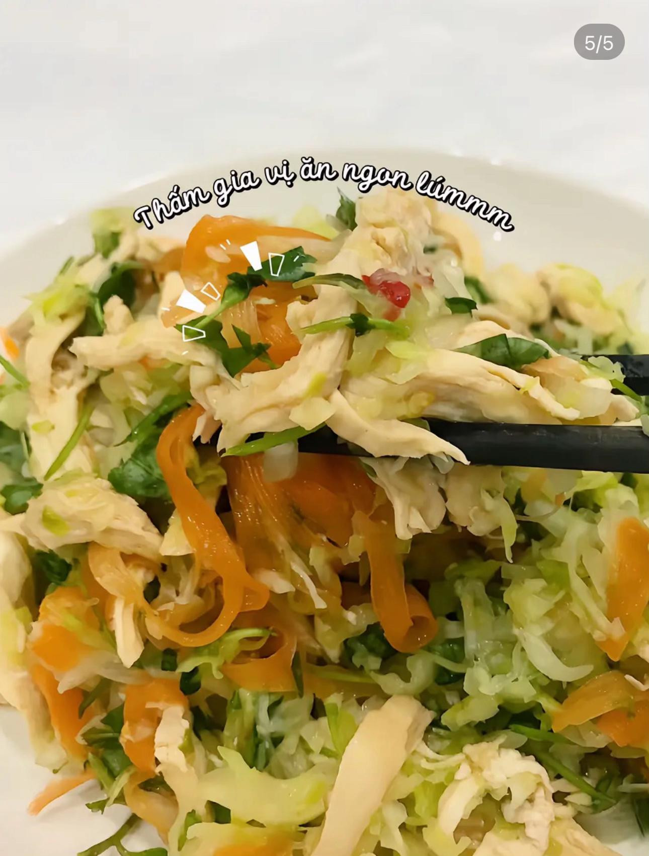 Nộm bắp cải ức gà: Món salad trộn healthy giòn sần sật, thanh mát với cà rốt và rau thơm
