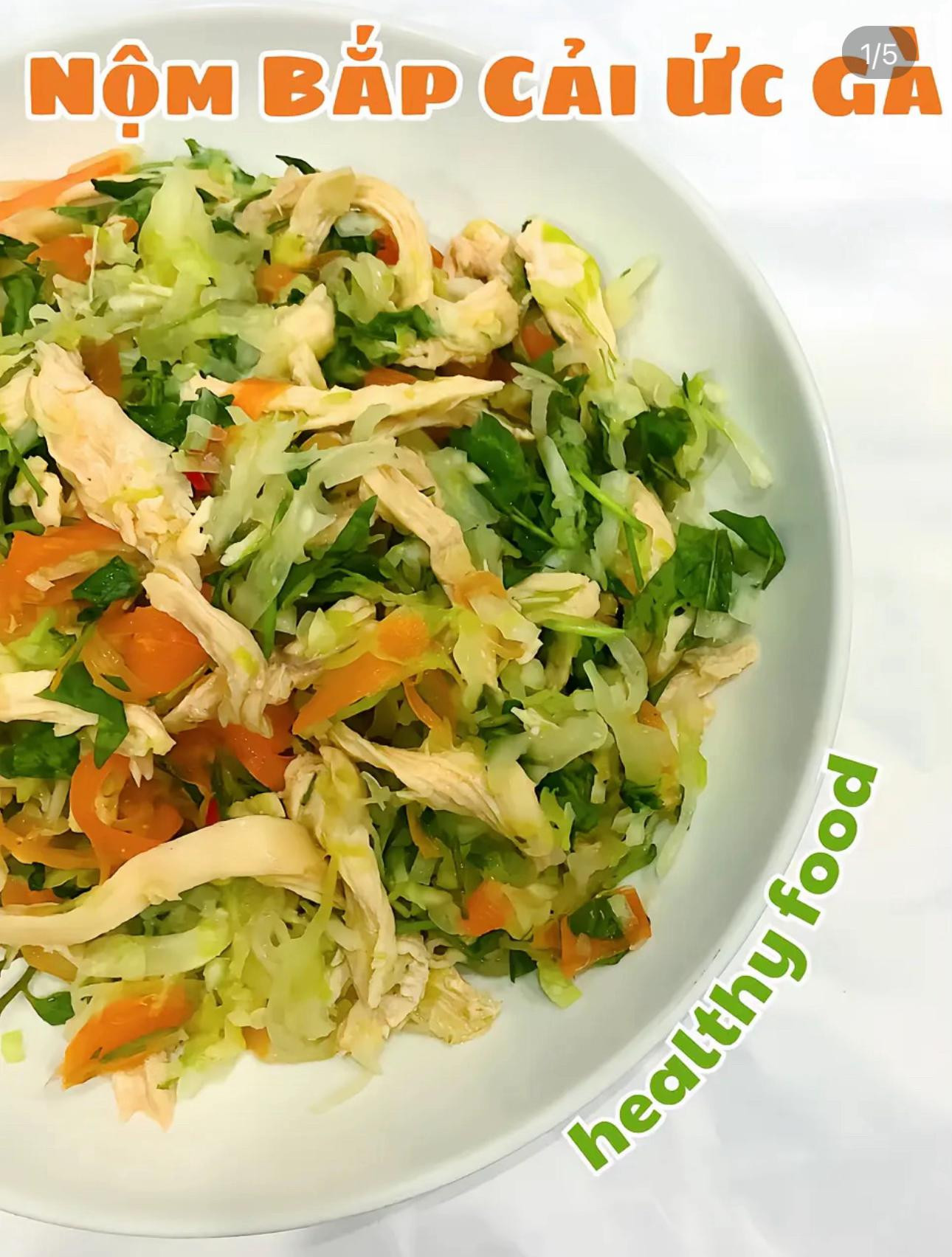 Nộm bắp cải ức gà: Món salad trộn healthy giòn sần sật, thanh mát với cà rốt và rau thơm