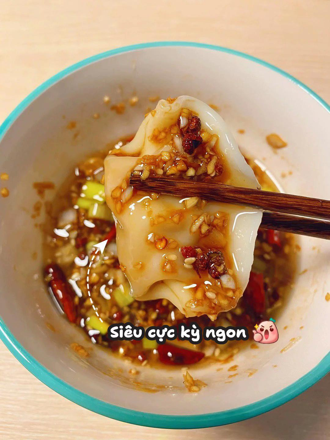 Nước chấm đa năng tự làm: Công thức nước sốt tỏi ớt, hành lá và hạt tiêu siêu ngon chấm gì cũng hợp