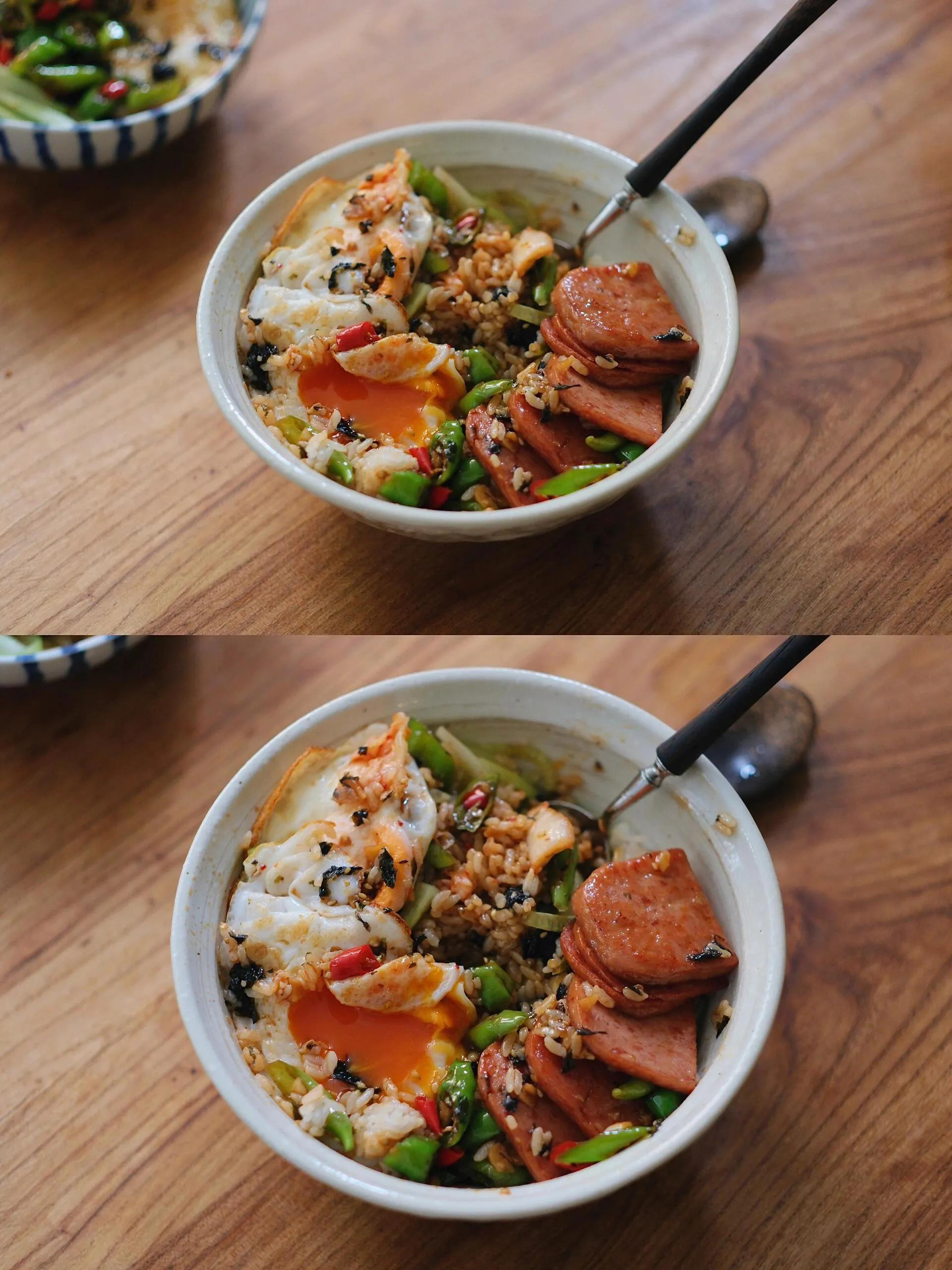 Nước sốt rau cải trộn cơm với trứng ốp la, xúc xích và ớt xanh