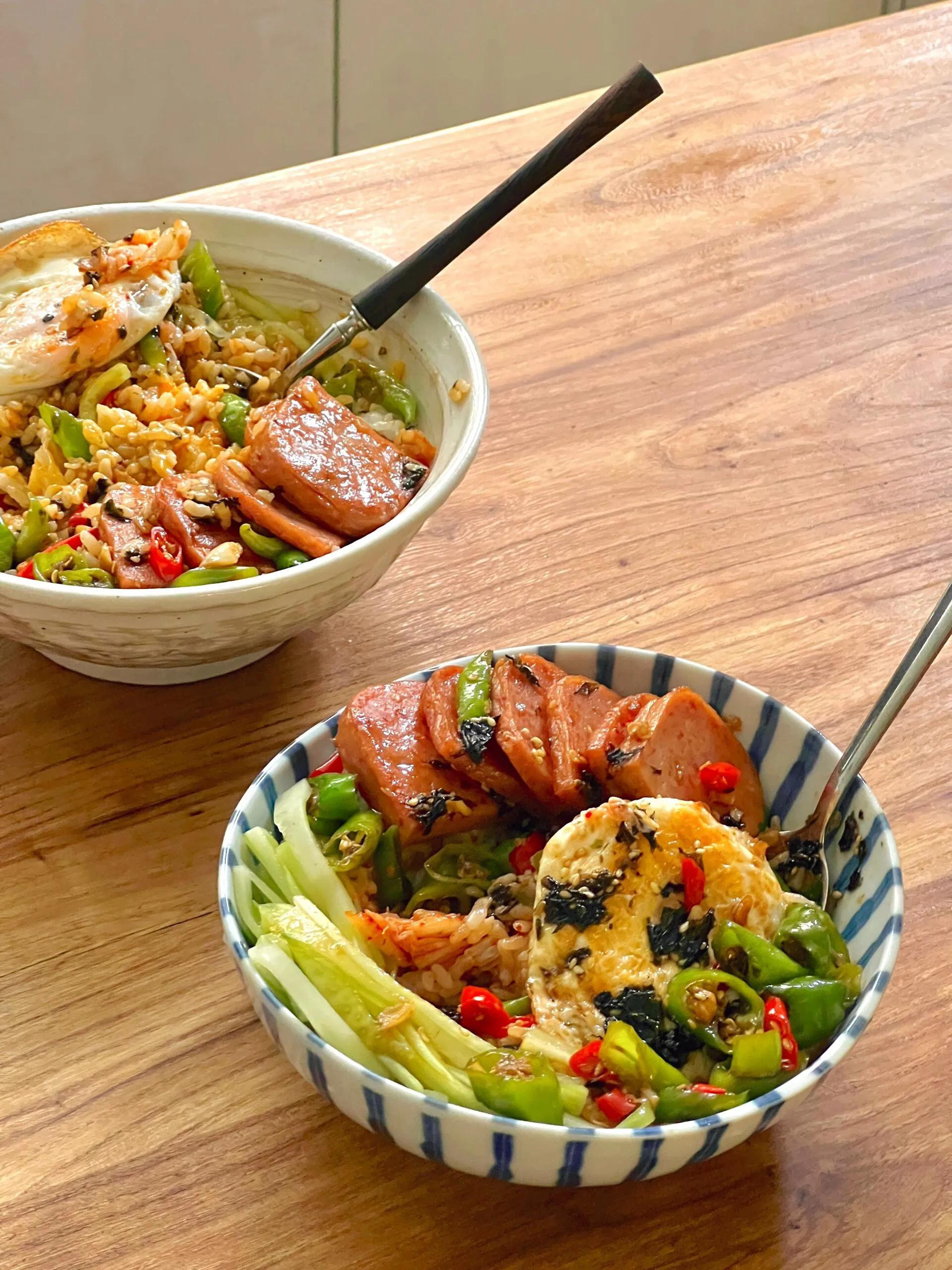 Nước sốt rau cải trộn cơm với trứng ốp la, xúc xích và ớt xanh