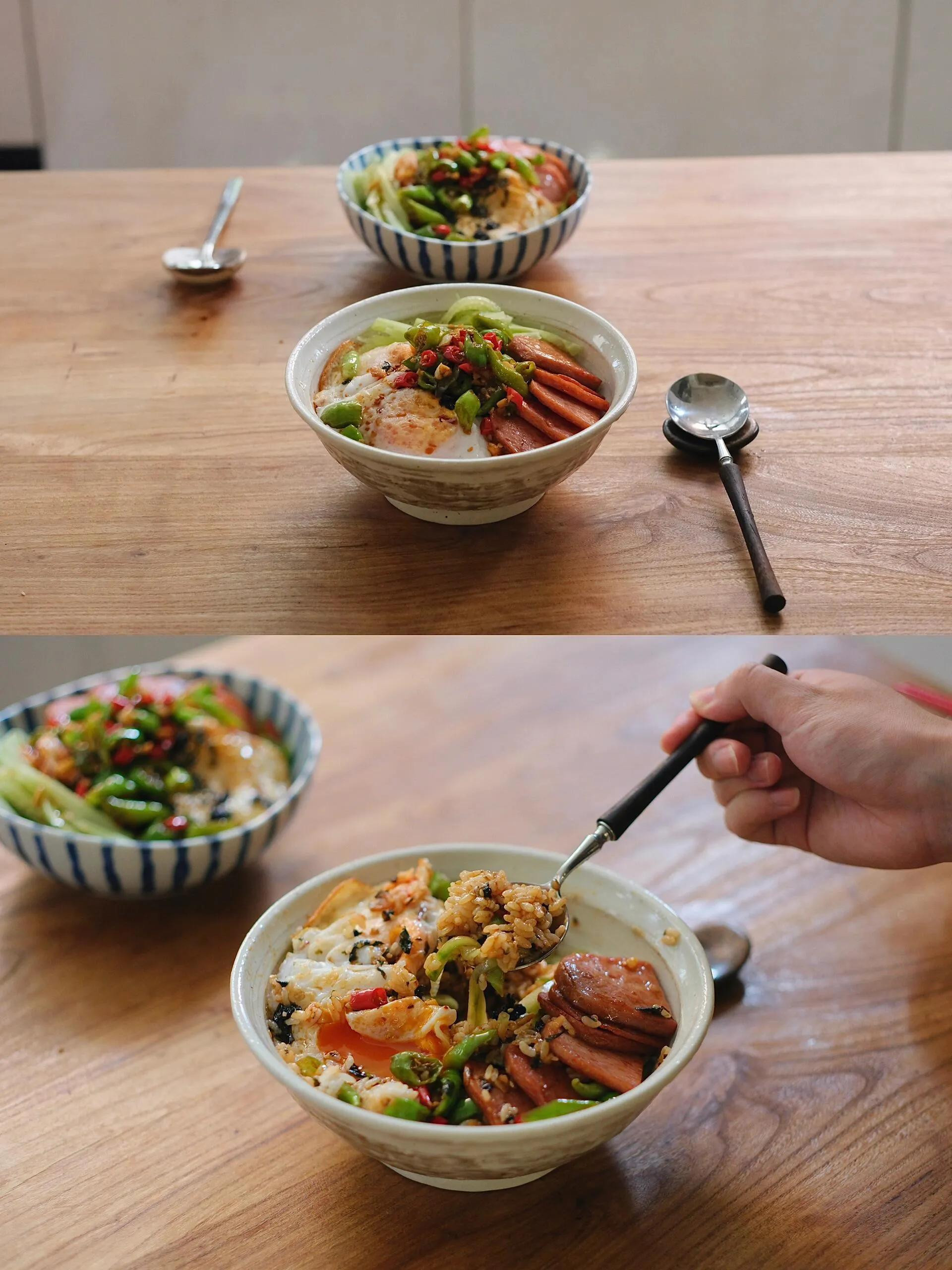 Nước sốt rau cải trộn cơm với trứng ốp la, xúc xích và ớt xanh