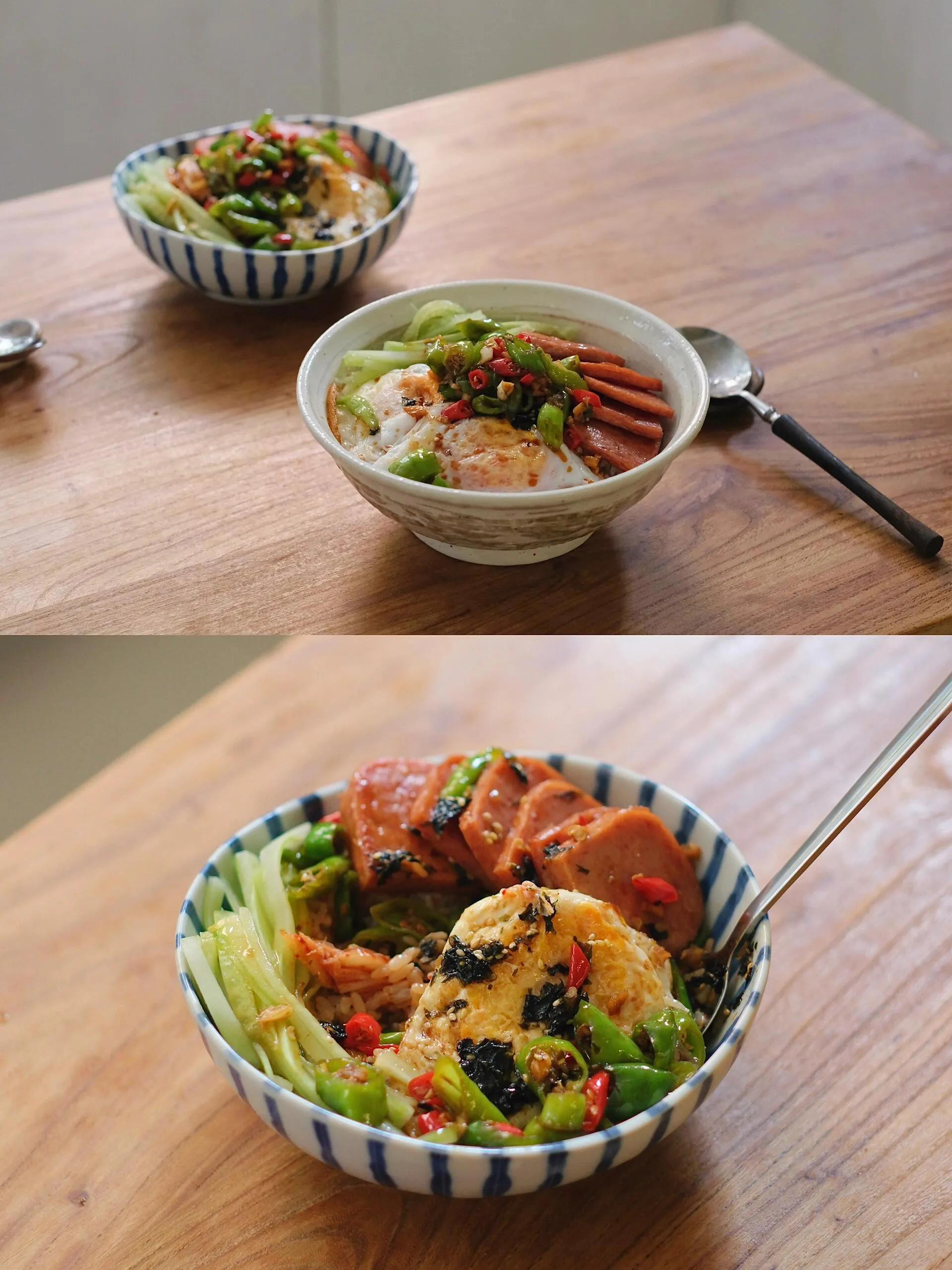 Nước sốt rau cải trộn cơm với trứng ốp la, xúc xích và ớt xanh