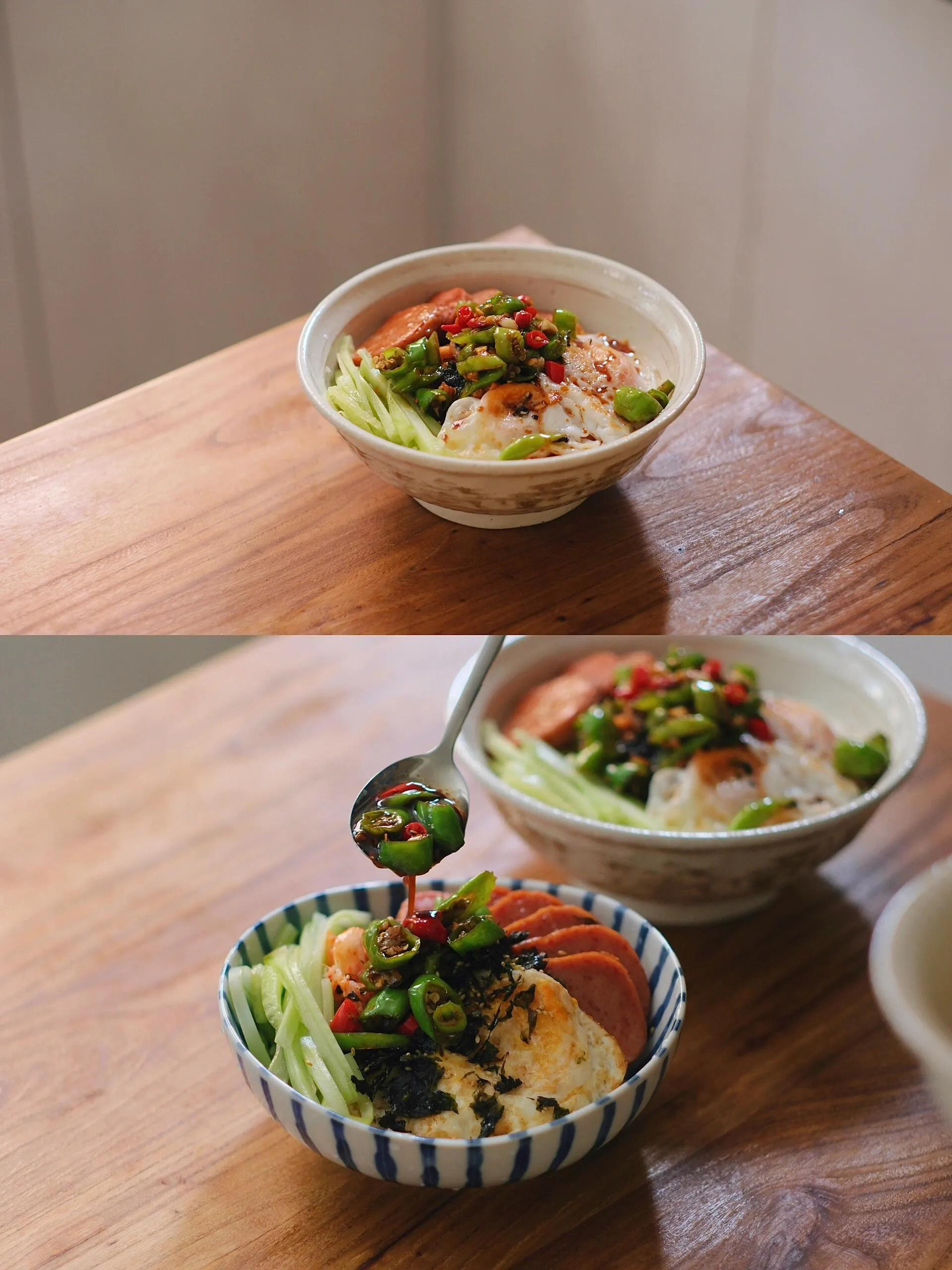 Nước sốt rau cải trộn cơm với trứng ốp la, xúc xích và ớt xanh