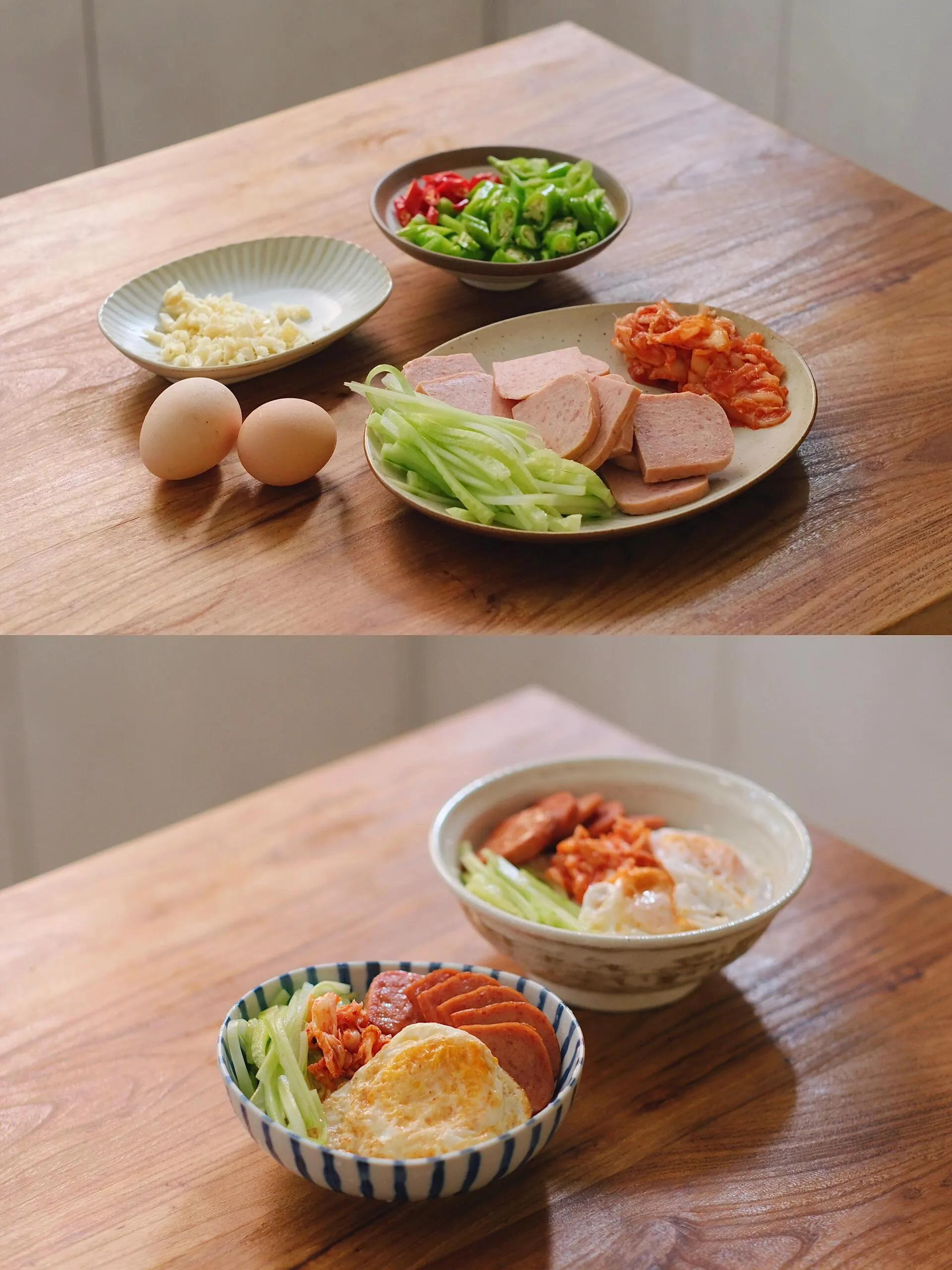 Nước sốt rau cải trộn cơm với trứng ốp la, xúc xích và ớt xanh