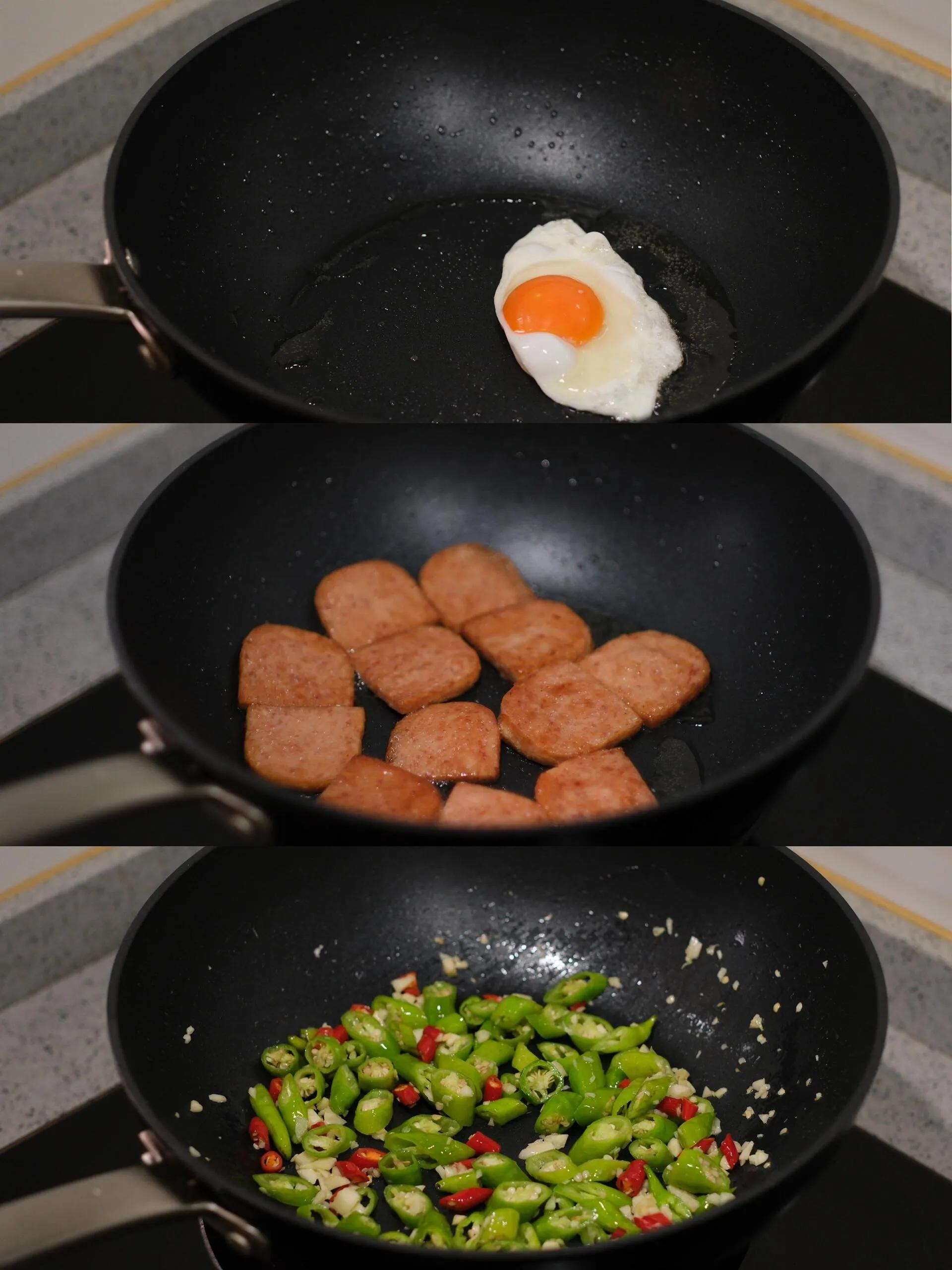 Nước sốt rau cải trộn cơm với trứng ốp la, xúc xích và ớt xanh