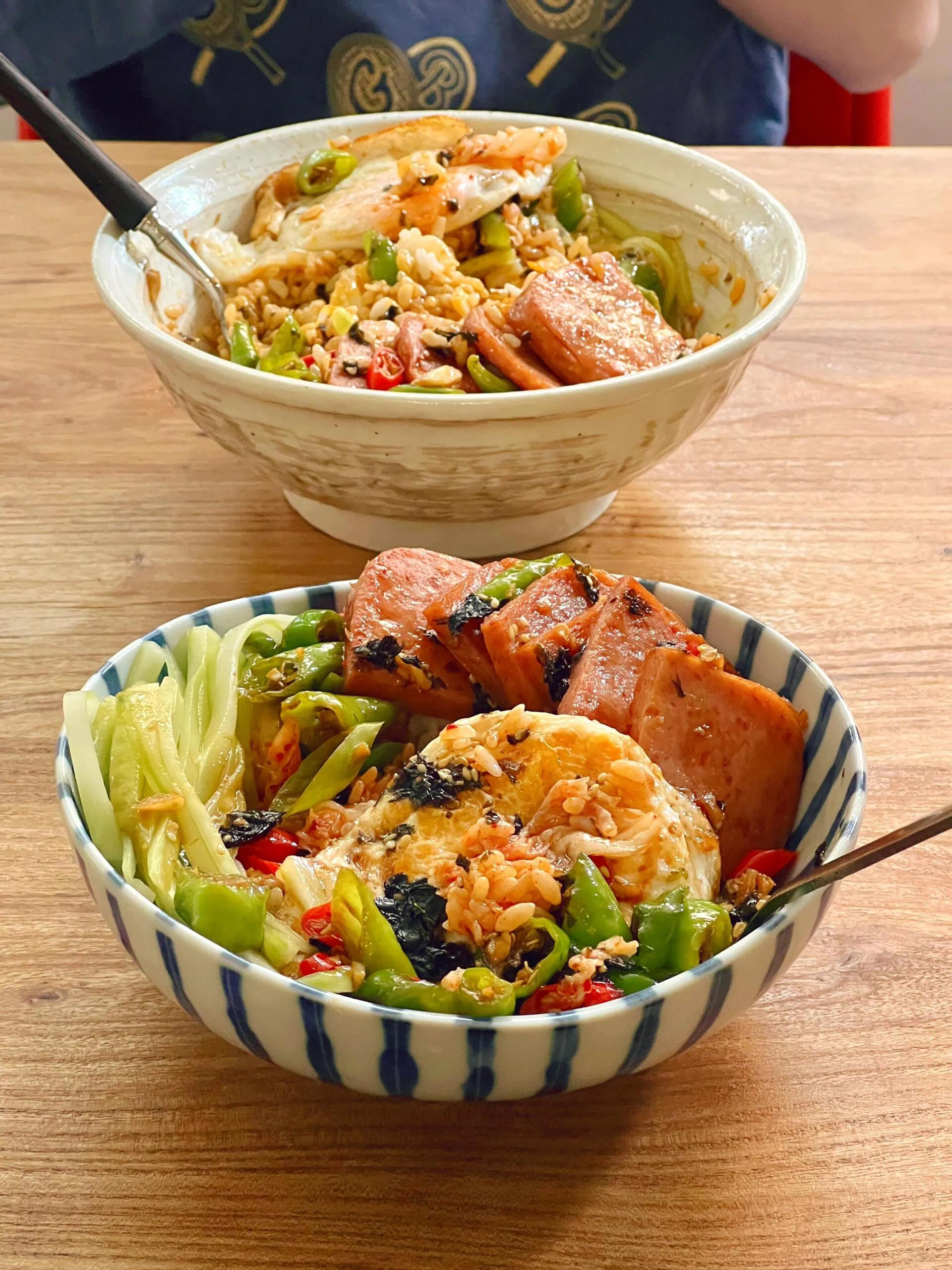 Nước sốt rau cải trộn cơm với trứng ốp la, xúc xích và ớt xanh