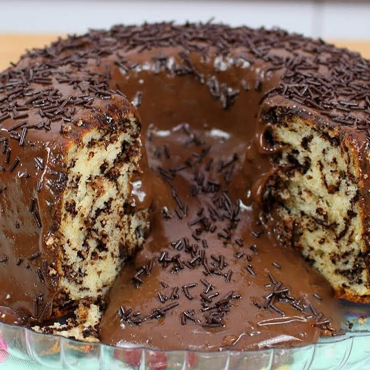 O melhor Bolo formigueiro com recheio de chocolate derretido e granulado