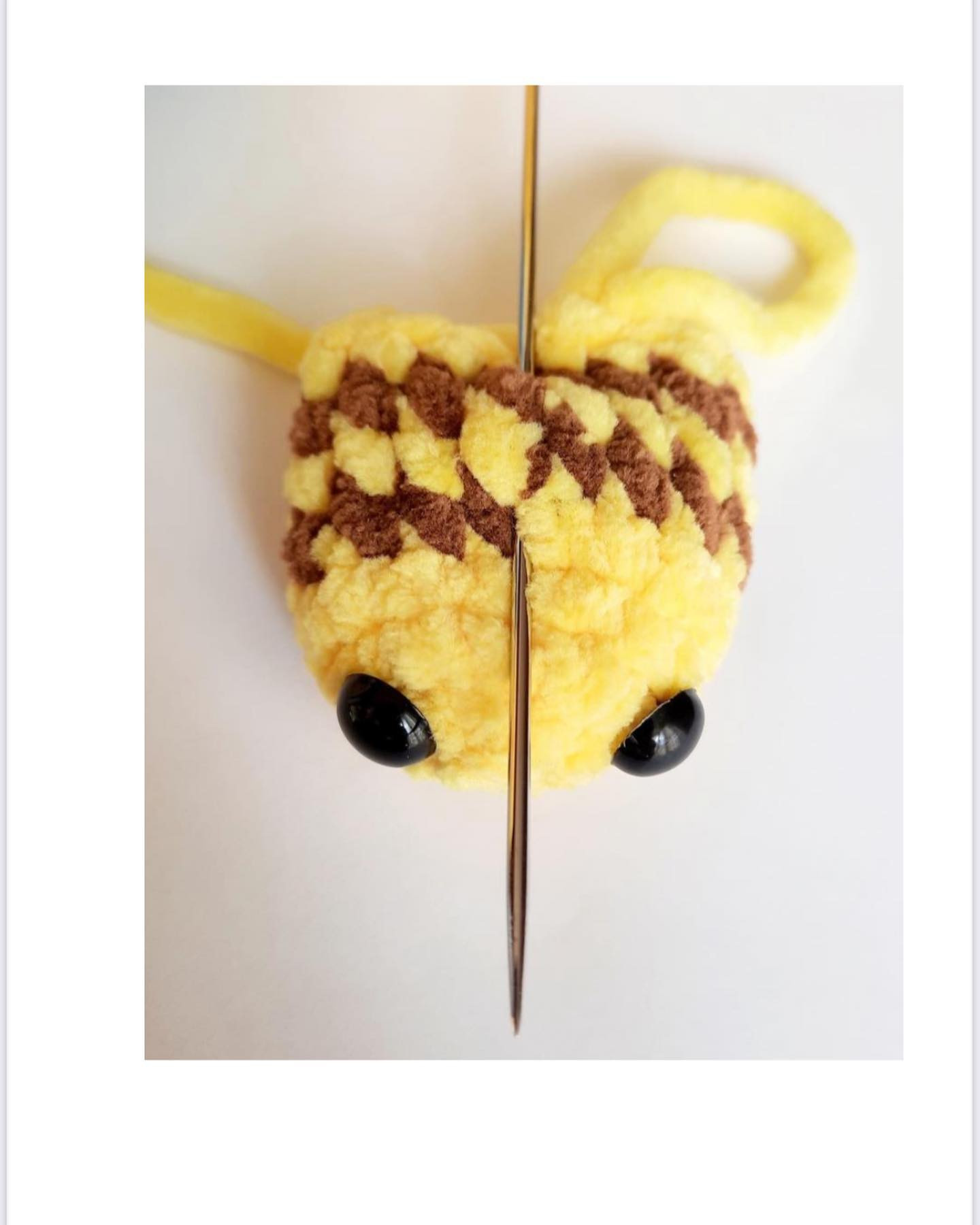 Описание брелка Пчёлка Хитрушка из плюшевой пряжи с крыльями и глазками