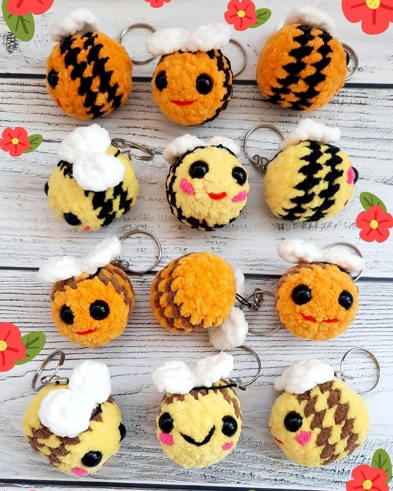 Описание брелка Пчёлка Хитрушка из плюшевой пряжи с крыльями и глазками