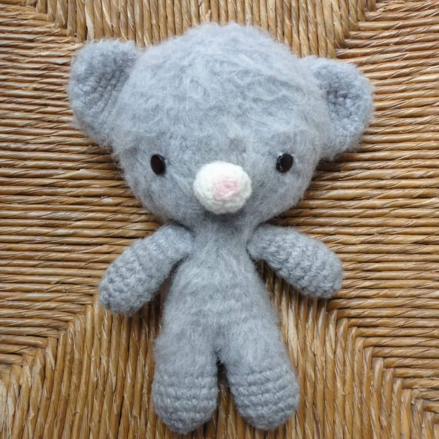 Osito Juampi: Patrón gratuito de oso de peluche tejido a crochet por Vivir Vintage