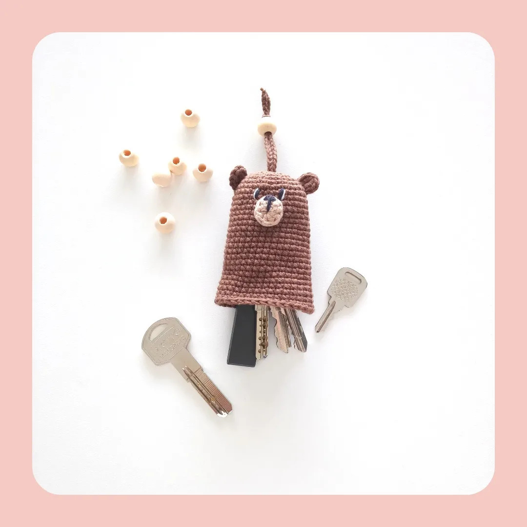 Osito Porta Llaves: Llavero de ganso marrón tejido a crochet con perla de madera y diseño minimalista