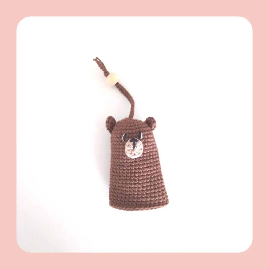 Osito Porta Llaves: Llavero de ganso marrón tejido a crochet con perla de madera y diseño minimalista