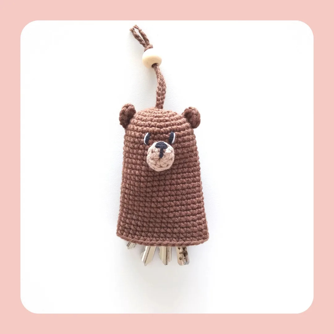 Osito Porta Llaves: Llavero de ganso marrón tejido a crochet con perla de madera y diseño minimalista