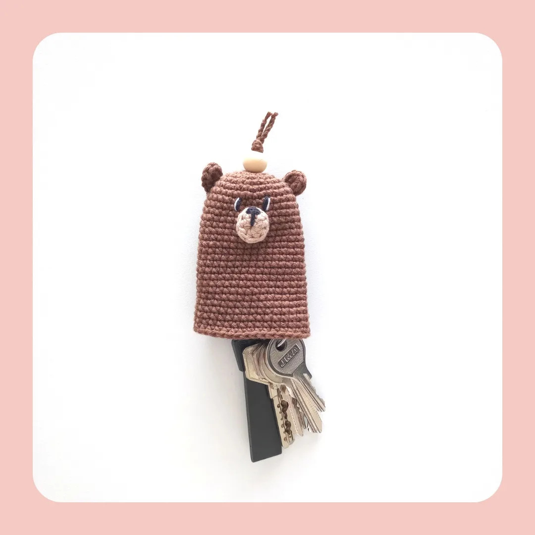 Osito Porta Llaves: Llavero de ganso marrón tejido a crochet con perla de madera y diseño minimalista