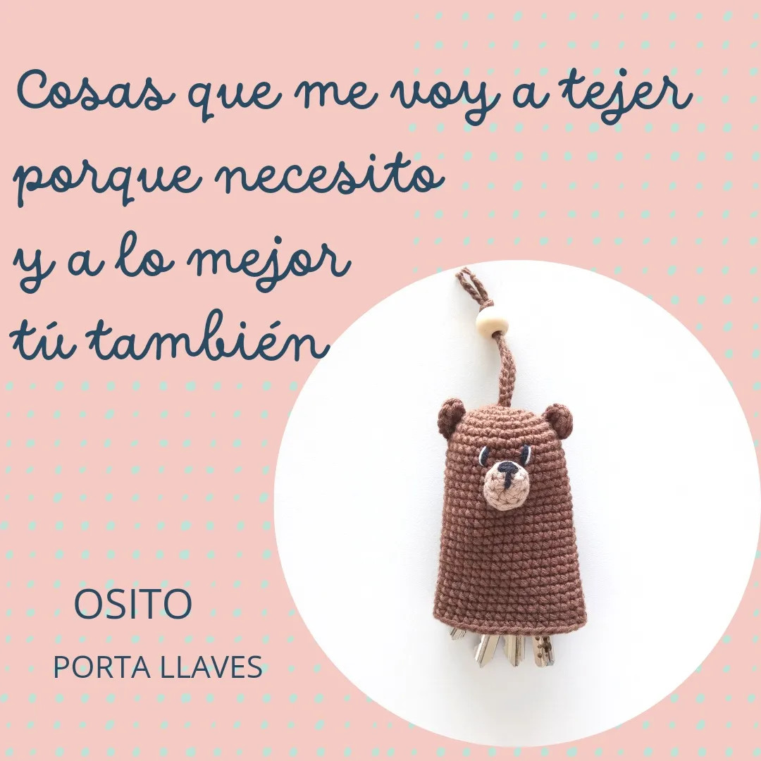 Osito Porta Llaves: Llavero de ganso marrón tejido a crochet con perla de madera y diseño minimalista