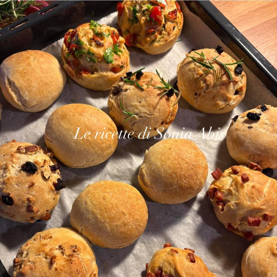 Panini rustici: Ricetta deliziosa con uvetta, noci, salame e pomodorini
