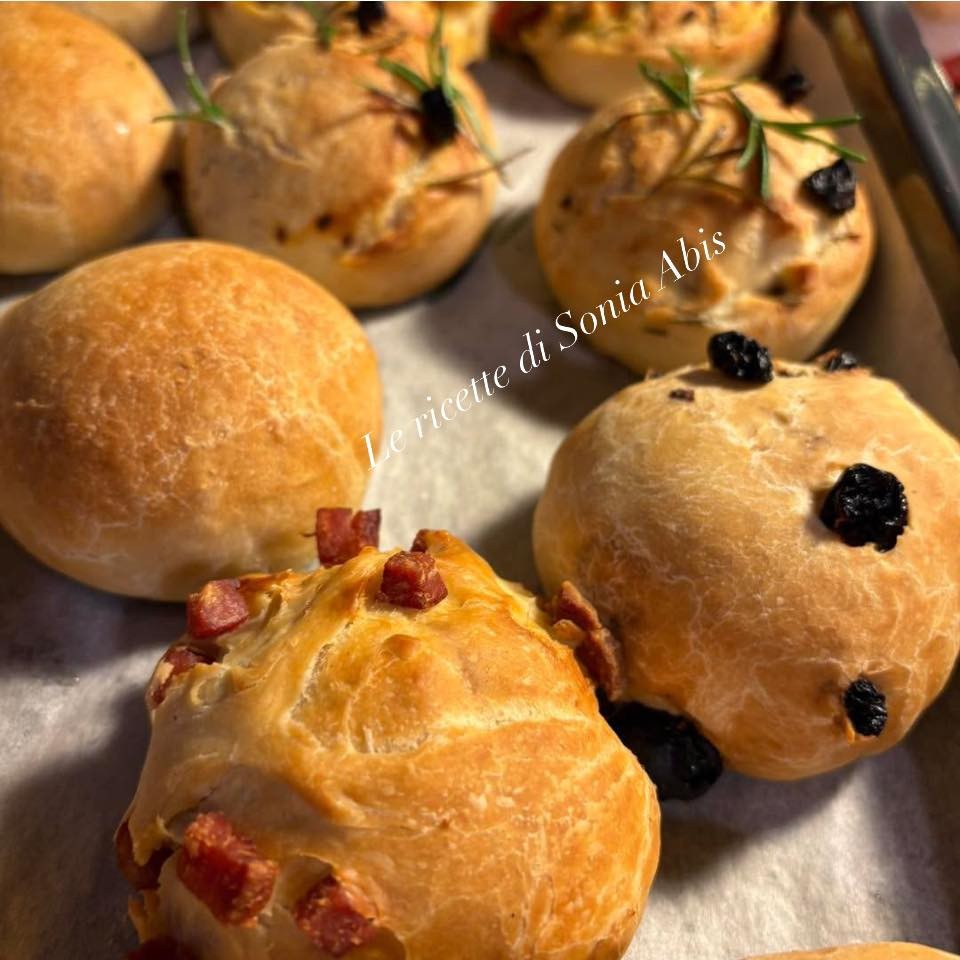 Panini rustici: Ricetta deliziosa con uvetta, noci, salame e pomodorini