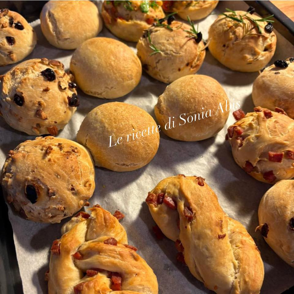 Panini rustici: Ricetta deliziosa con uvetta, noci, salame e pomodorini
