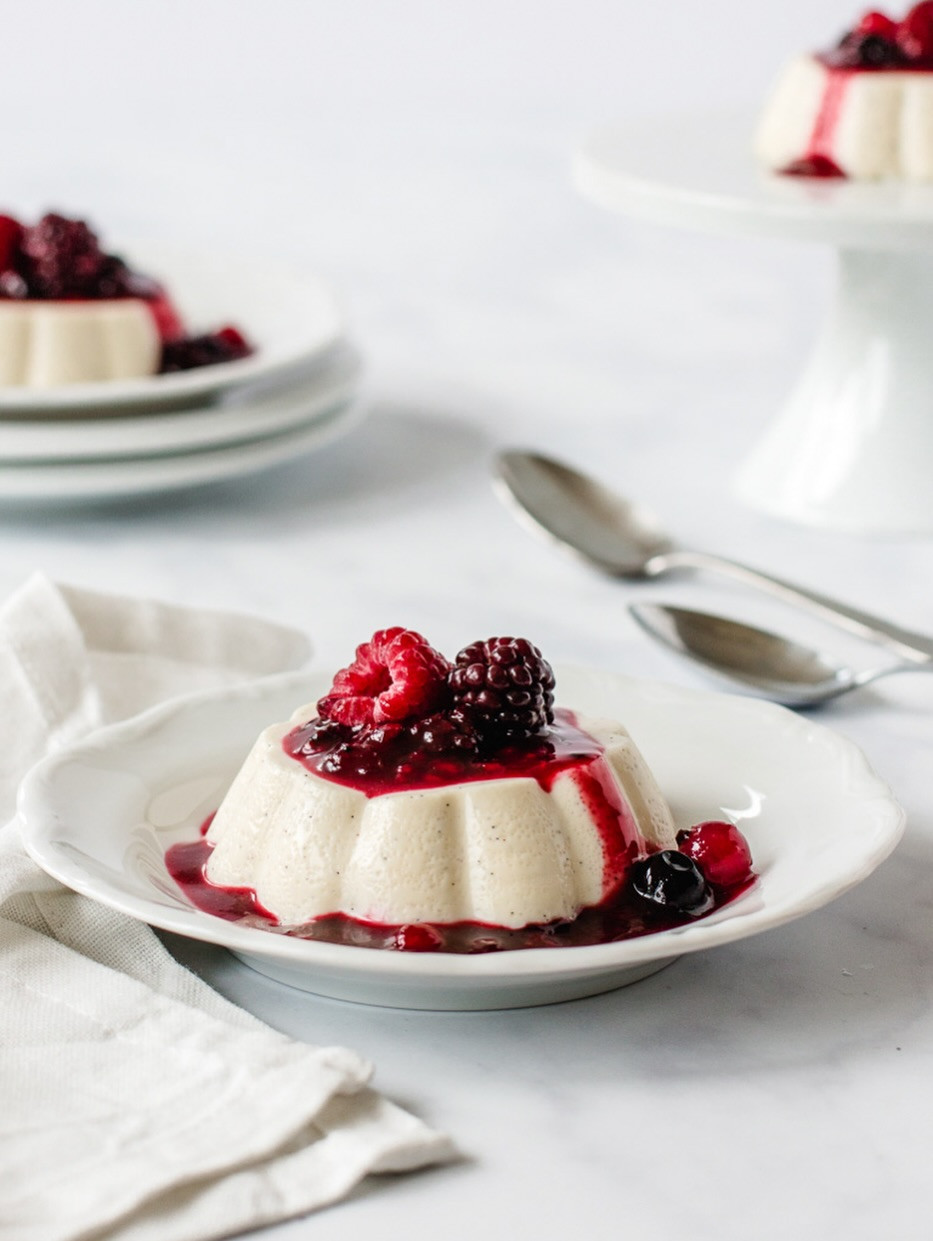 Panna Cotta mit fruchtigem Beeren-Kompott und ohne Gelatine