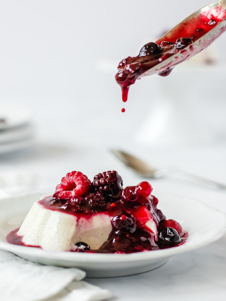 Panna Cotta mit fruchtigem Beeren-Kompott und ohne Gelatine