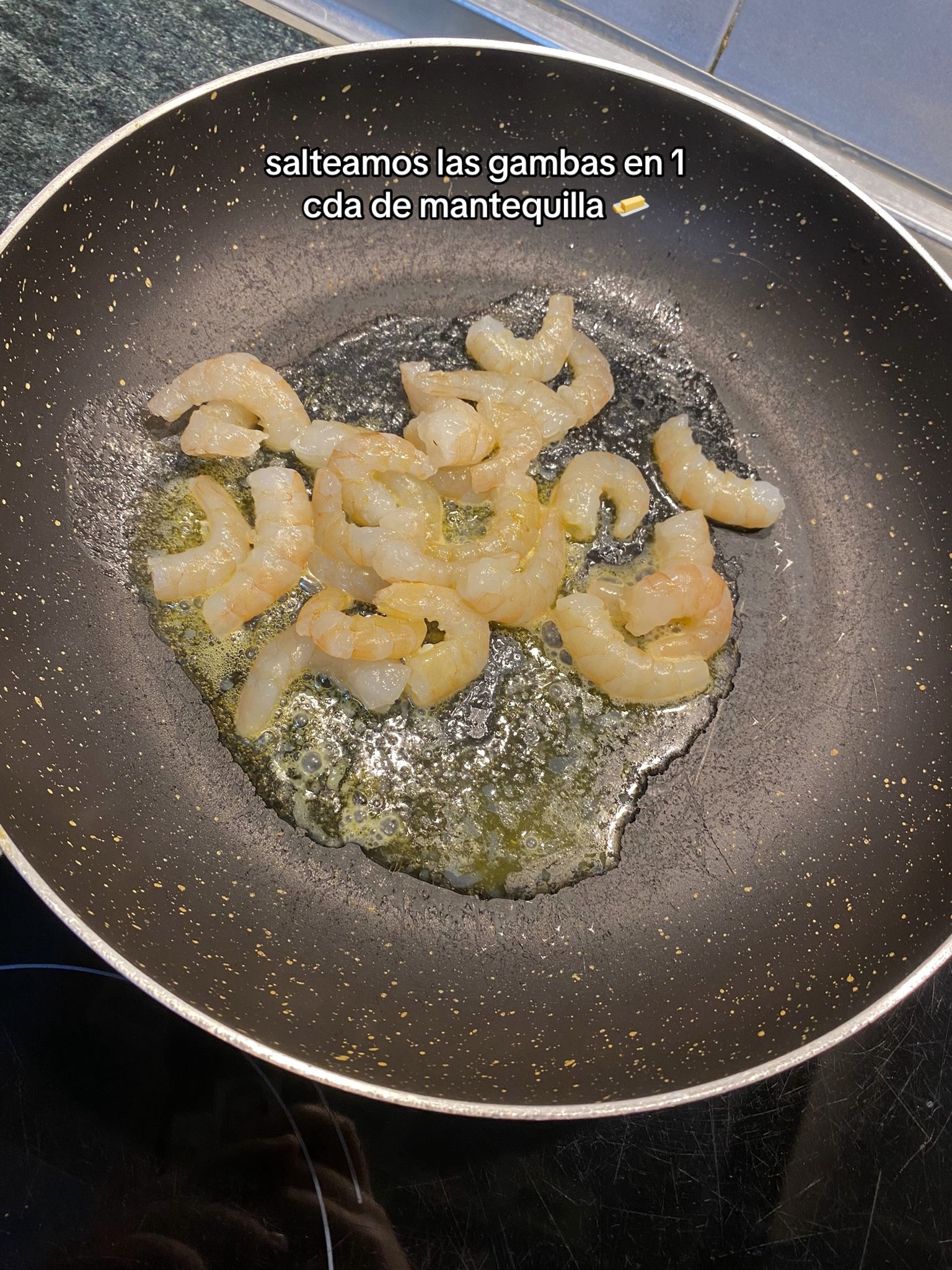 Pasta con gambas: receta fácil de pasta espiral con salsa cremosa, gambas salteadas y queso crema