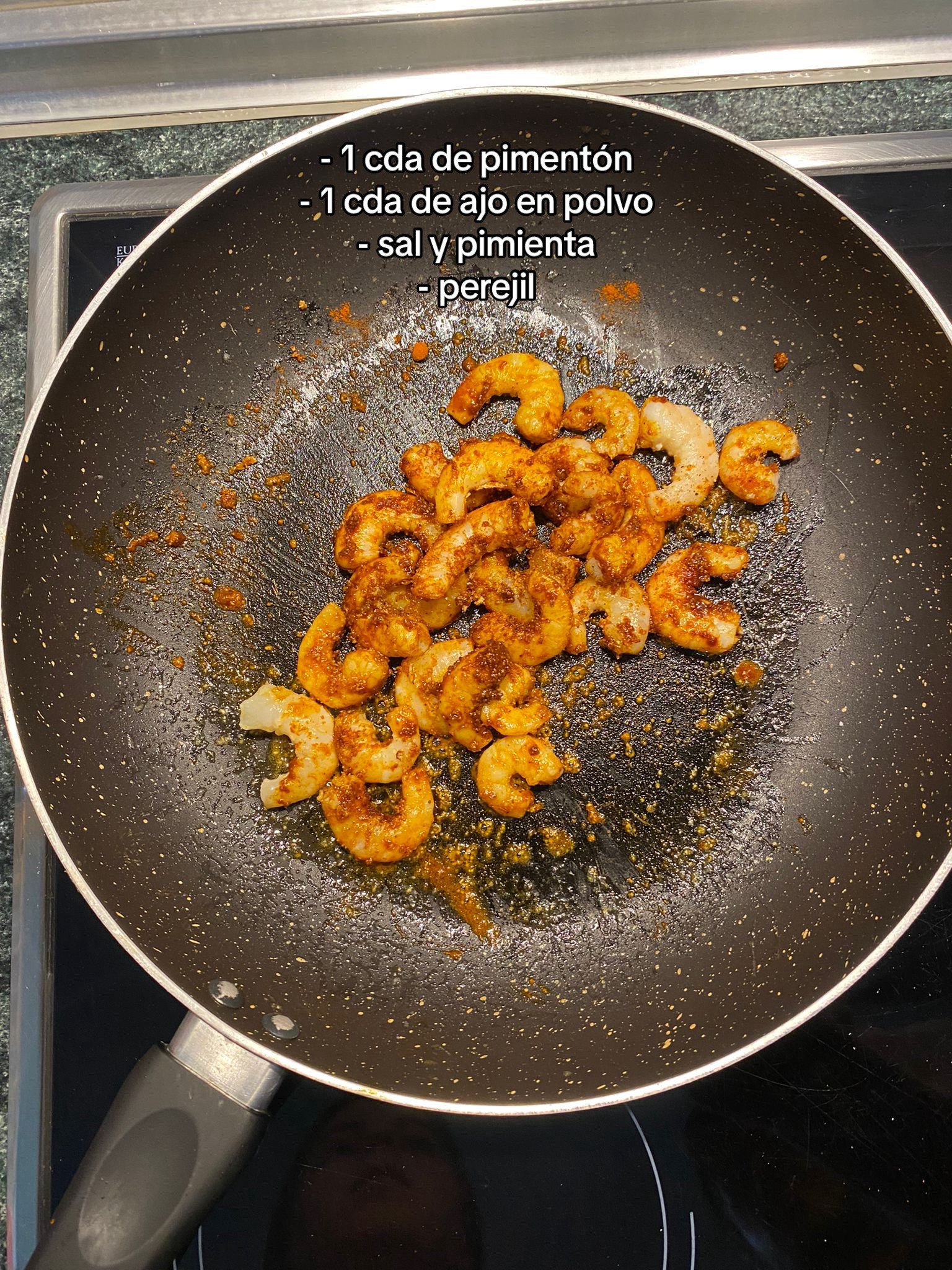 Pasta con gambas: receta fácil de pasta espiral con salsa cremosa, gambas salteadas y queso crema
