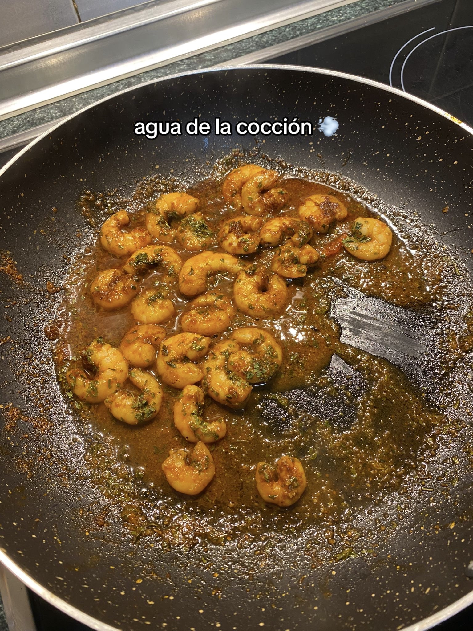 Pasta con gambas: receta fácil de pasta espiral con salsa cremosa, gambas salteadas y queso crema