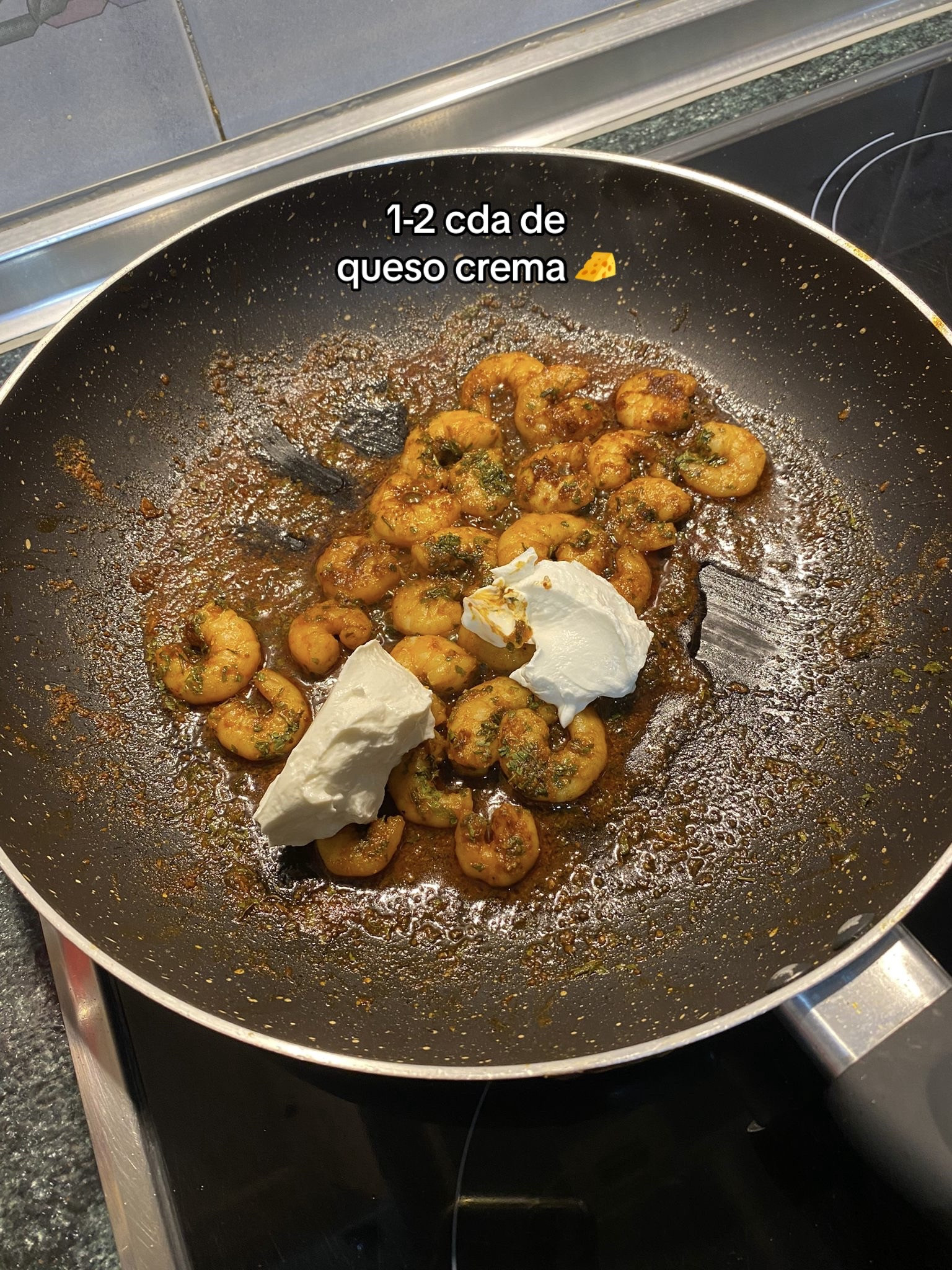 Pasta con gambas: receta fácil de pasta espiral con salsa cremosa, gambas salteadas y queso crema