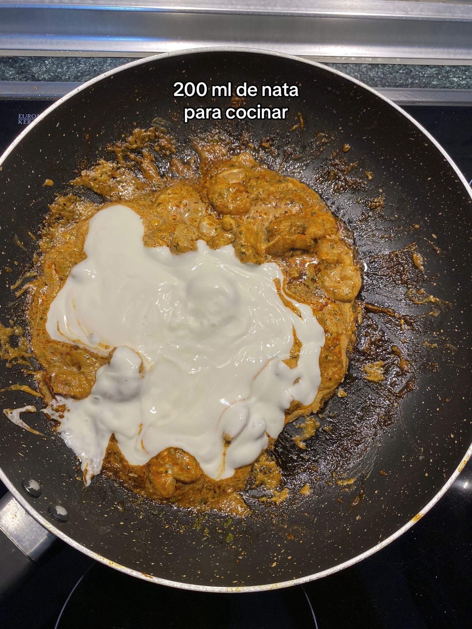 Pasta con gambas: receta fácil de pasta espiral con salsa cremosa, gambas salteadas y queso crema