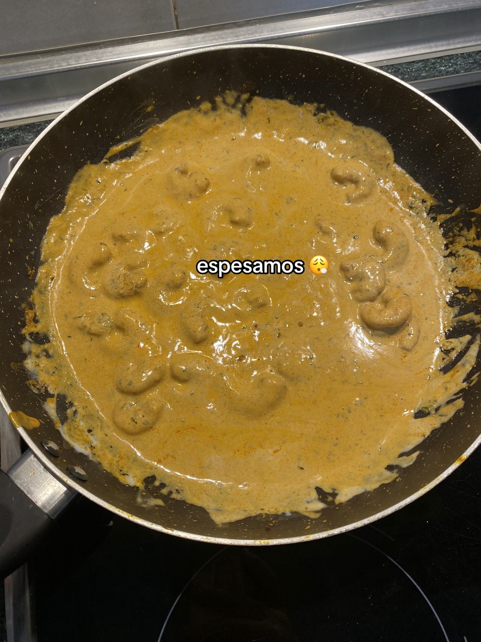 Pasta con gambas: receta fácil de pasta espiral con salsa cremosa, gambas salteadas y queso crema
