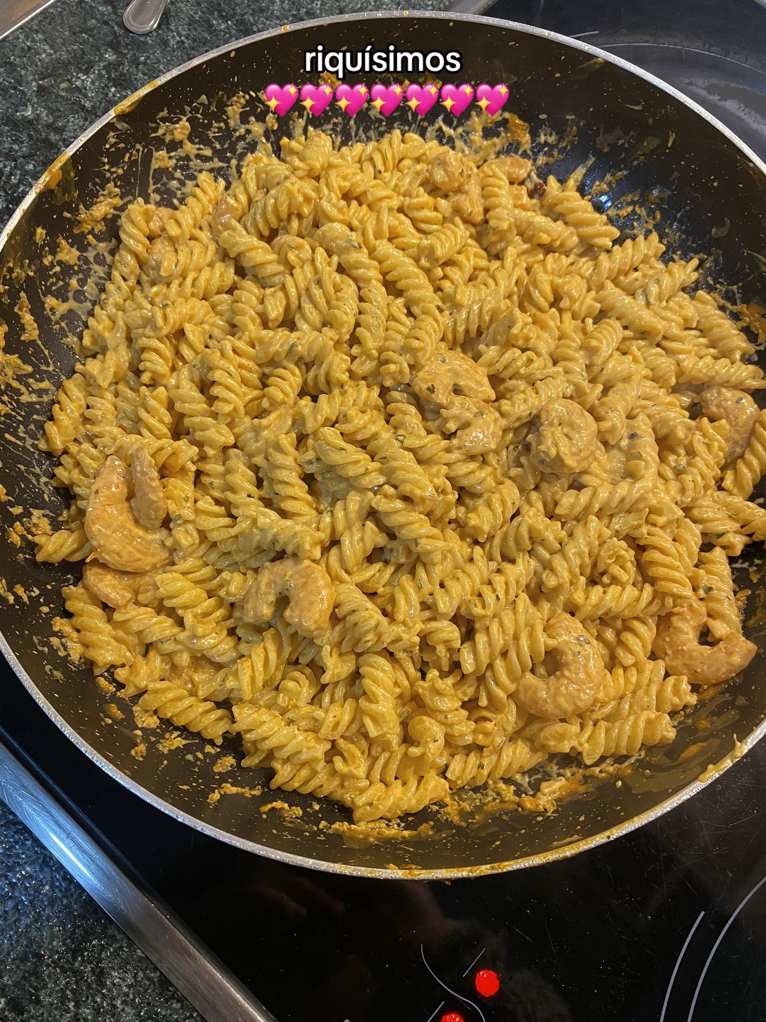 Pasta con gambas: receta fácil de pasta espiral con salsa cremosa, gambas salteadas y queso crema