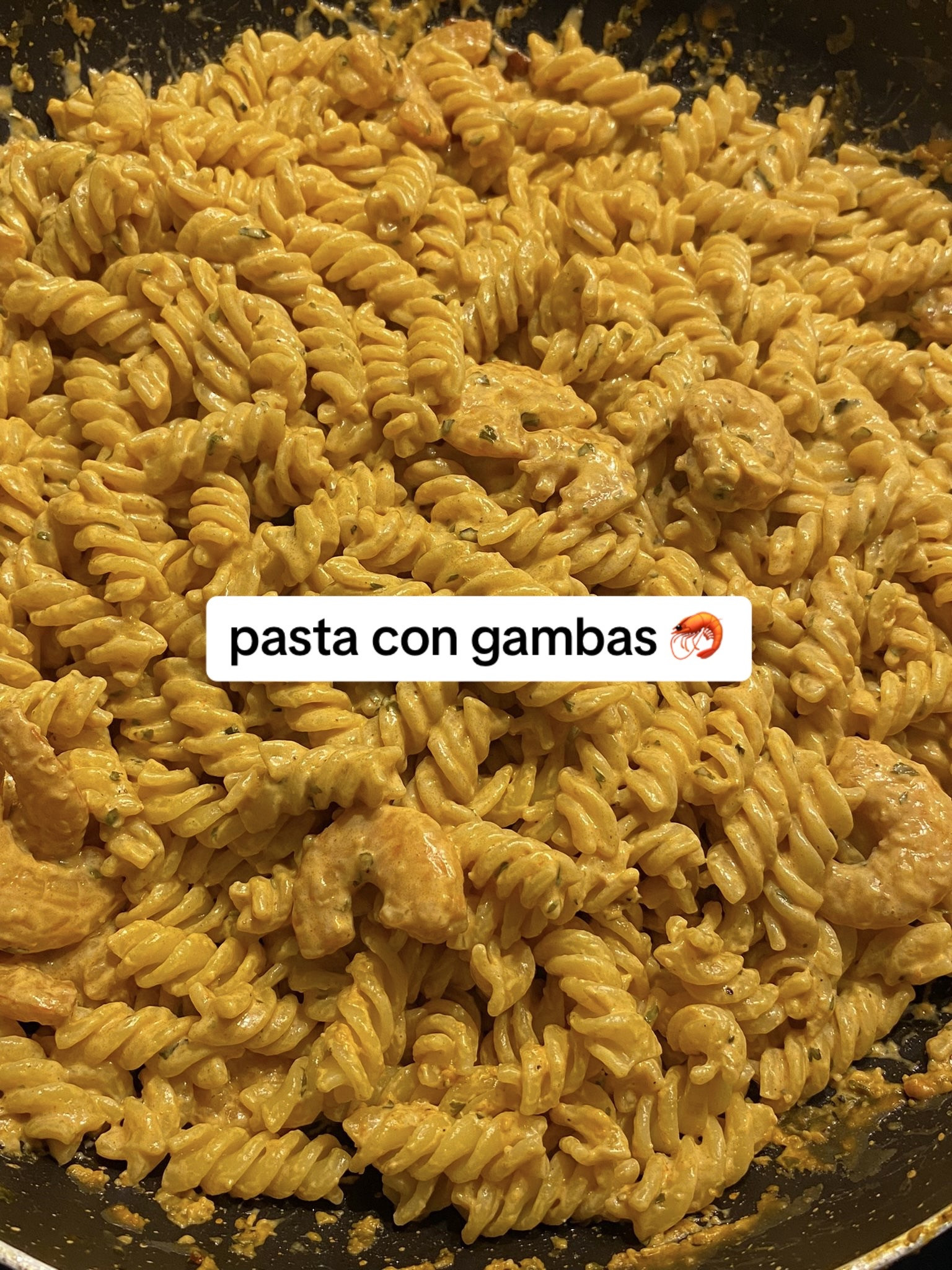 Pasta con gambas: receta fácil de pasta espiral con salsa cremosa, gambas salteadas y queso crema