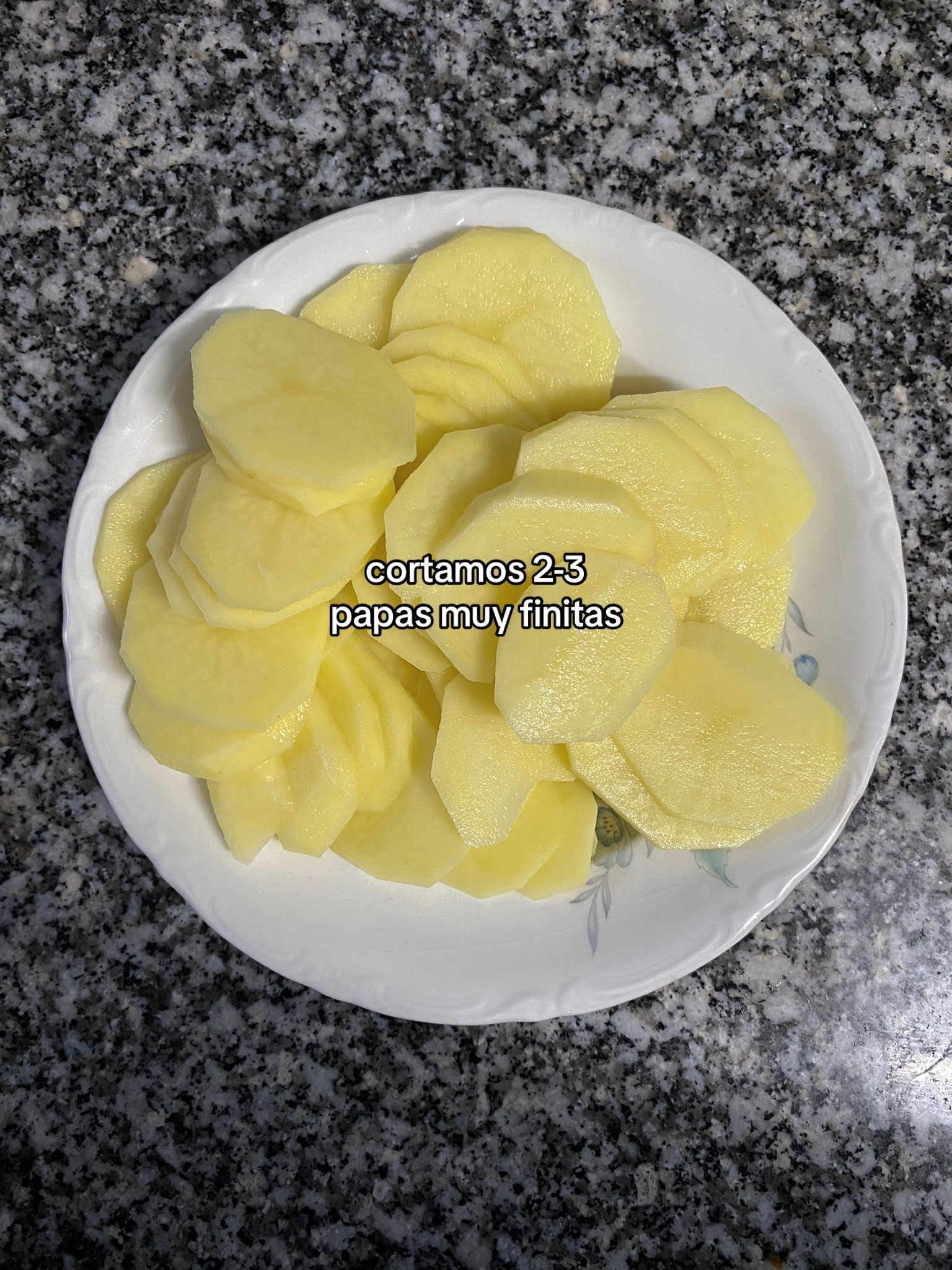 Patatas al horno con espinacas, pera y gorgonzola