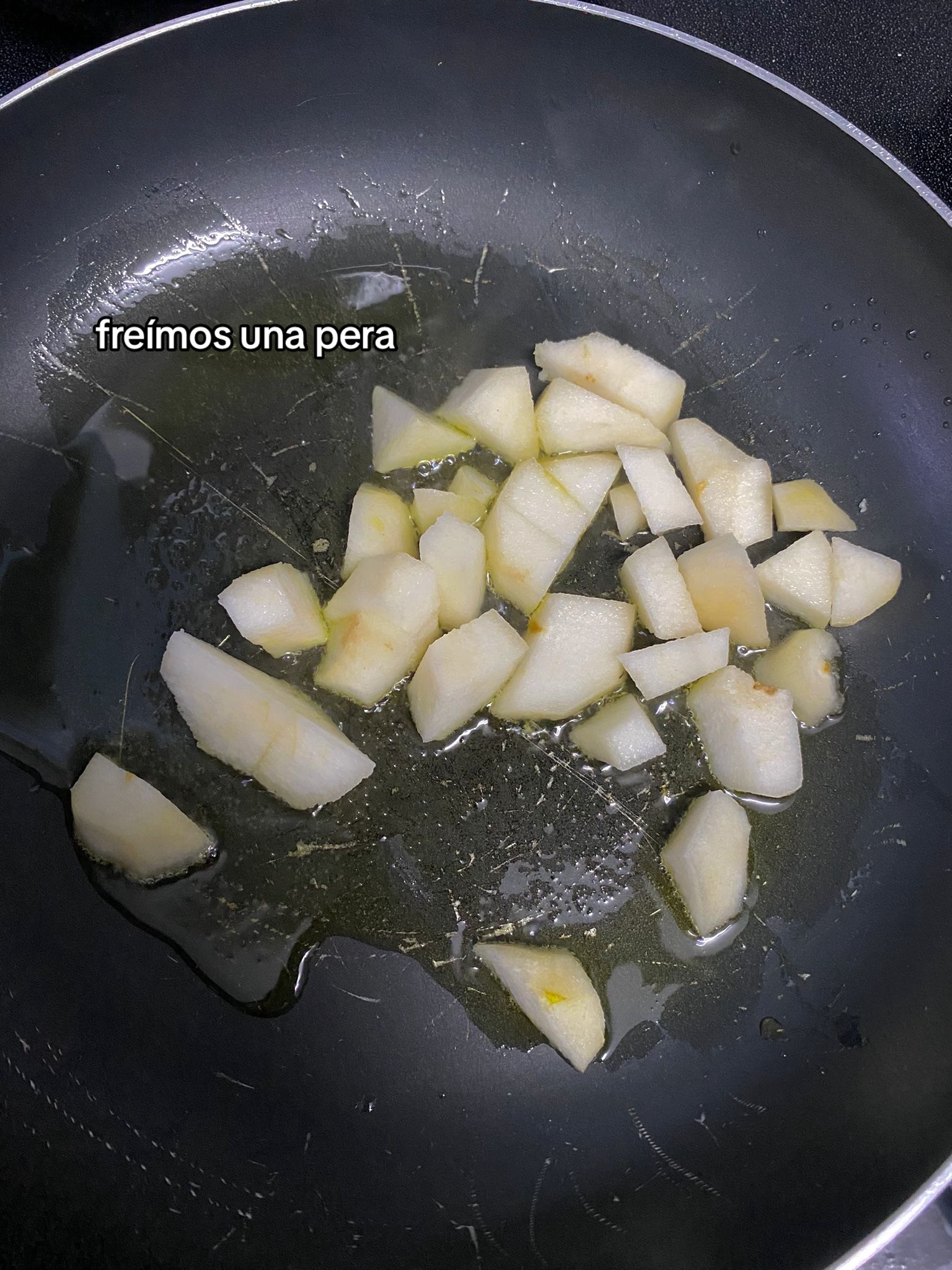 Patatas al horno con espinacas, pera y gorgonzola
