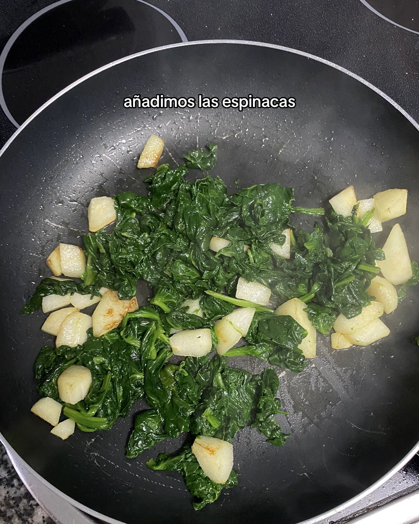 Patatas al horno con espinacas, pera y gorgonzola