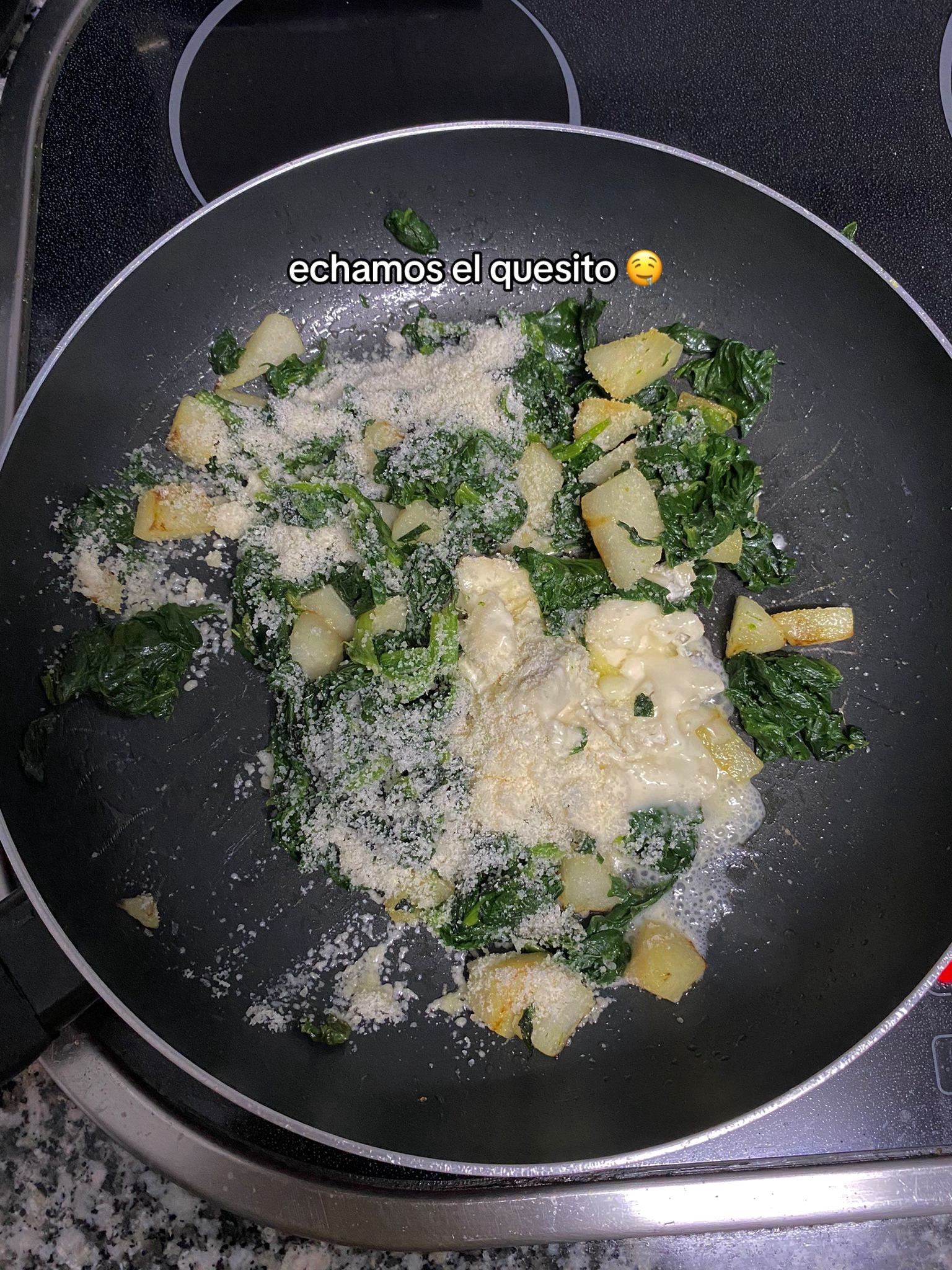 Patatas al horno con espinacas, pera y gorgonzola