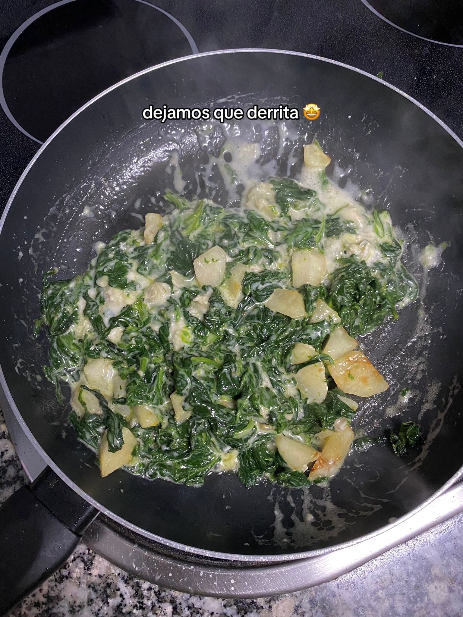 Patatas al horno con espinacas, pera y gorgonzola