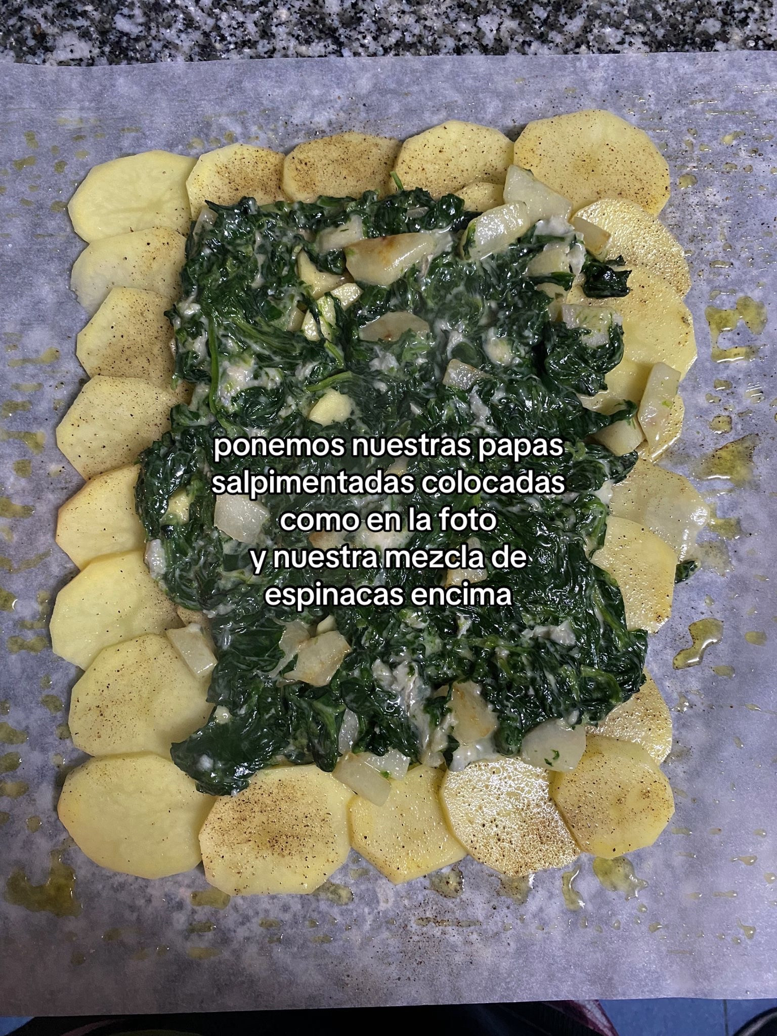 Patatas al horno con espinacas, pera y gorgonzola
