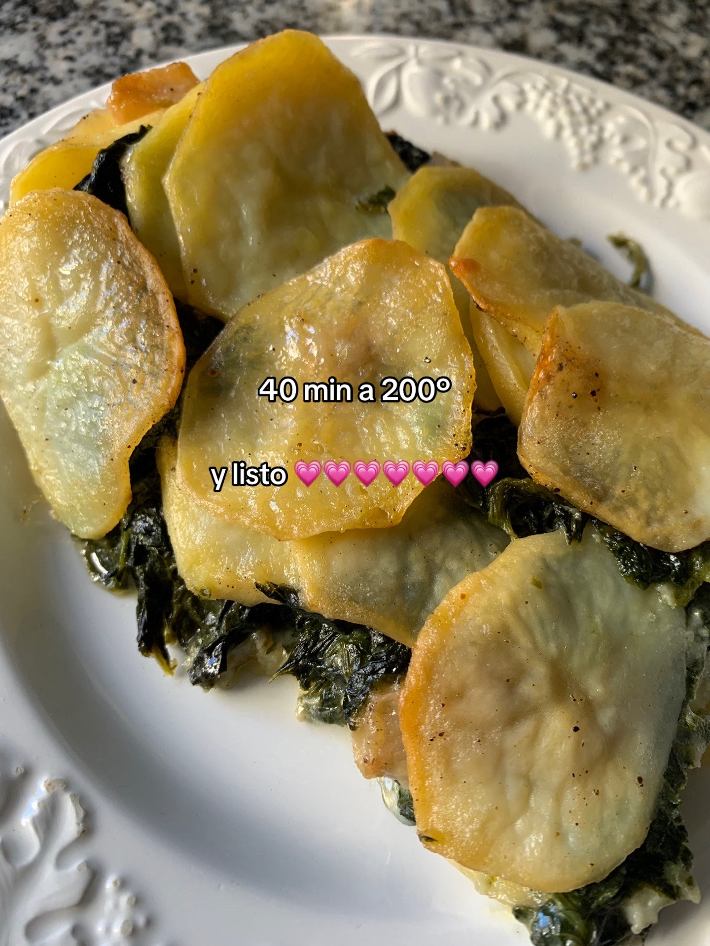Patatas al horno con espinacas, pera y gorgonzola