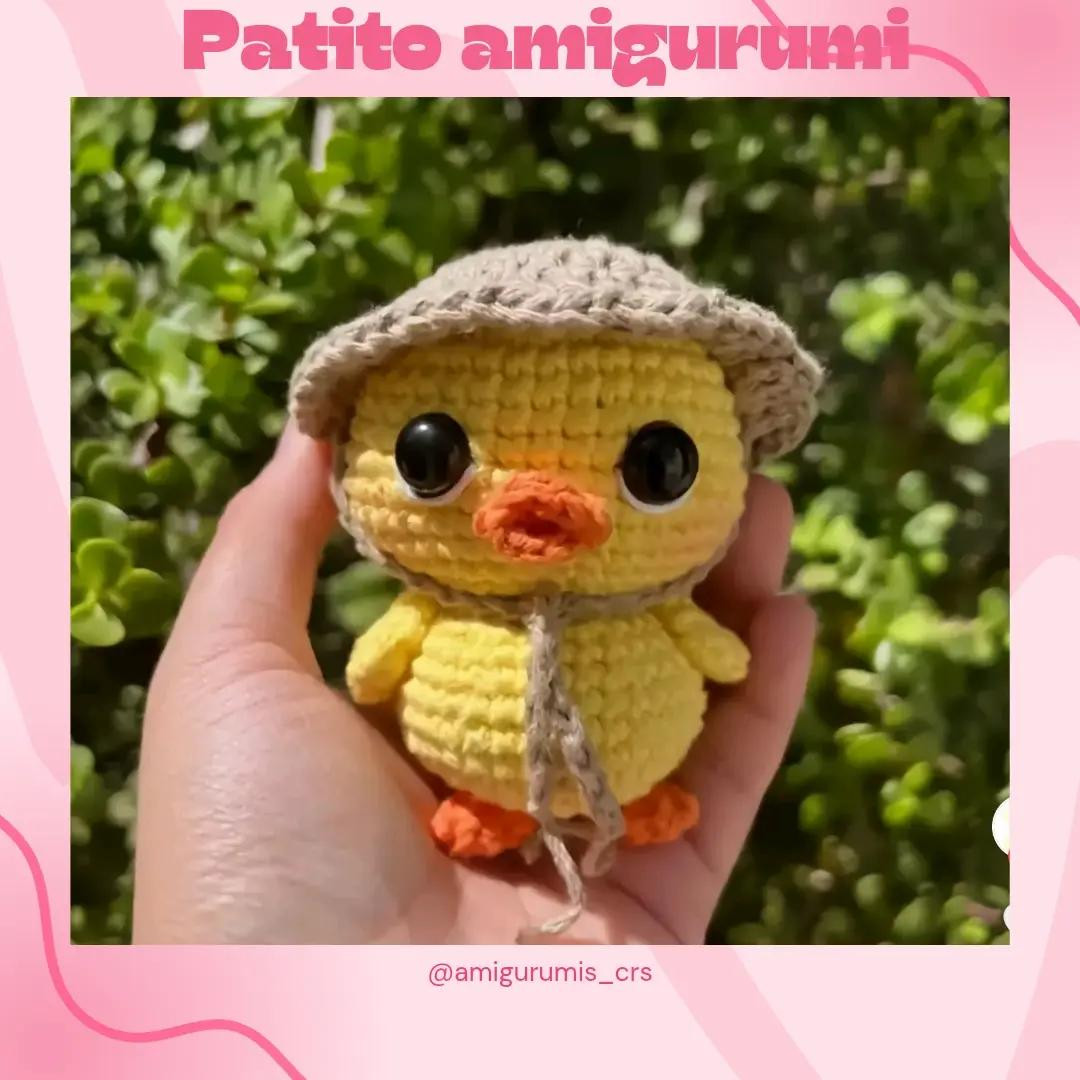Patito amigurumi amarillo con sombrero marrón