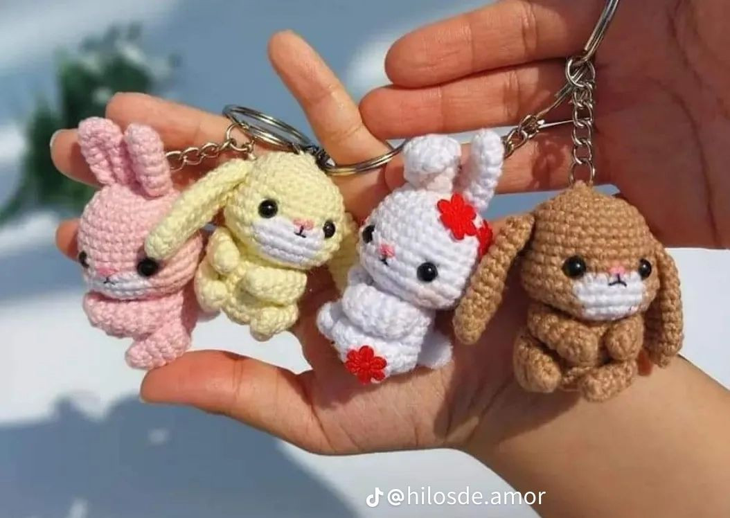Patrón Amigurumi Conejo Llavero Tejido a Crochet