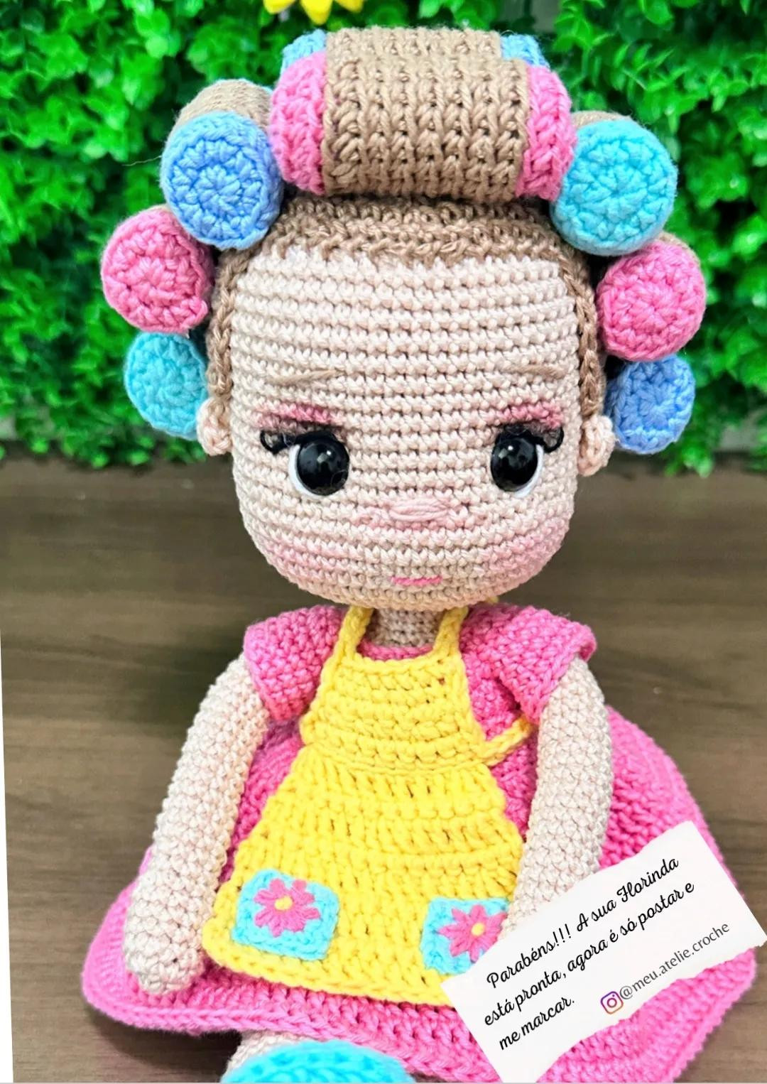 Patrón Amigurumi Dona Florinda: Búp bê tóc quăn với váy màu xanh và hồng
