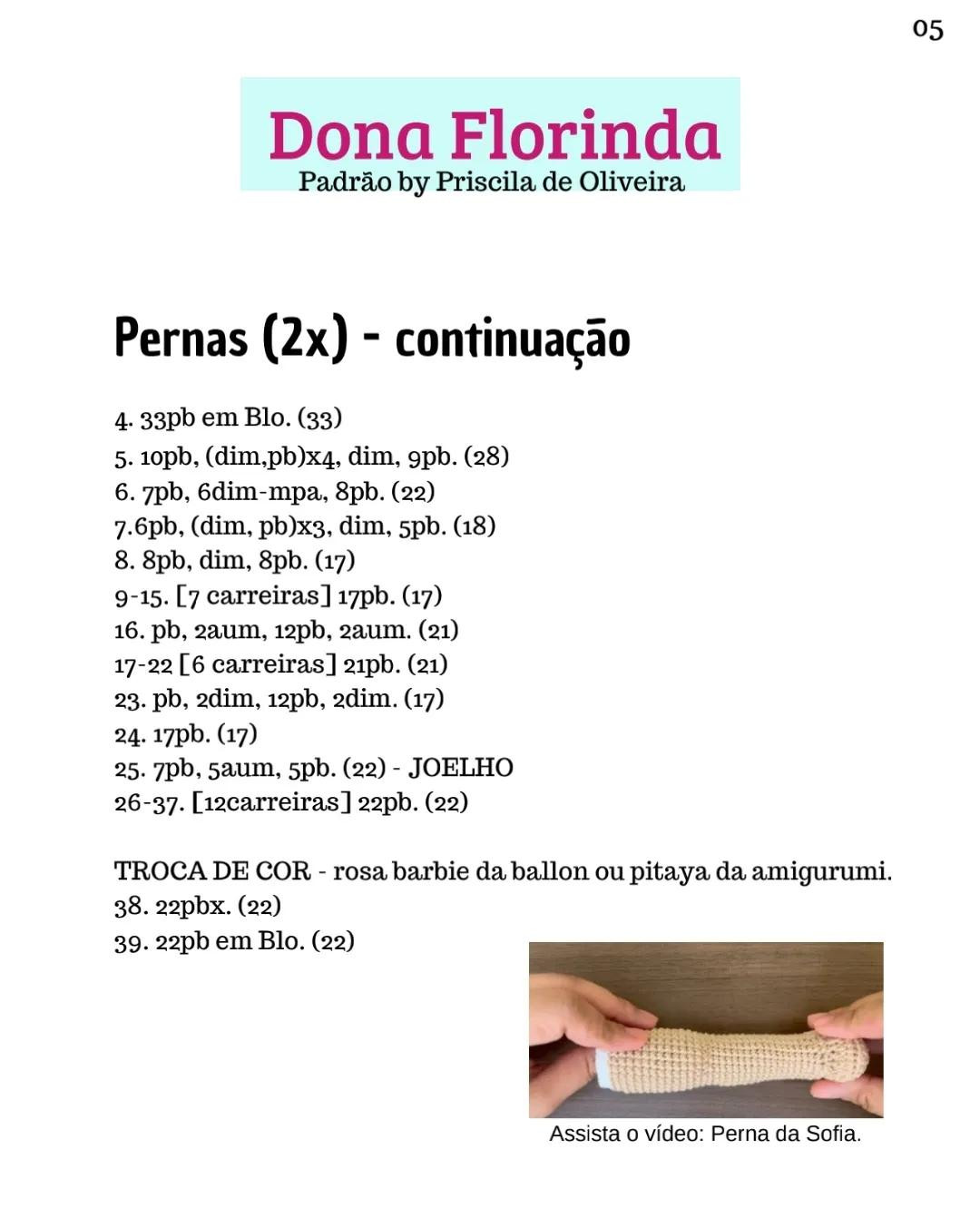 Patrón Amigurumi Dona Florinda: Búp bê tóc quăn với váy màu xanh và hồng