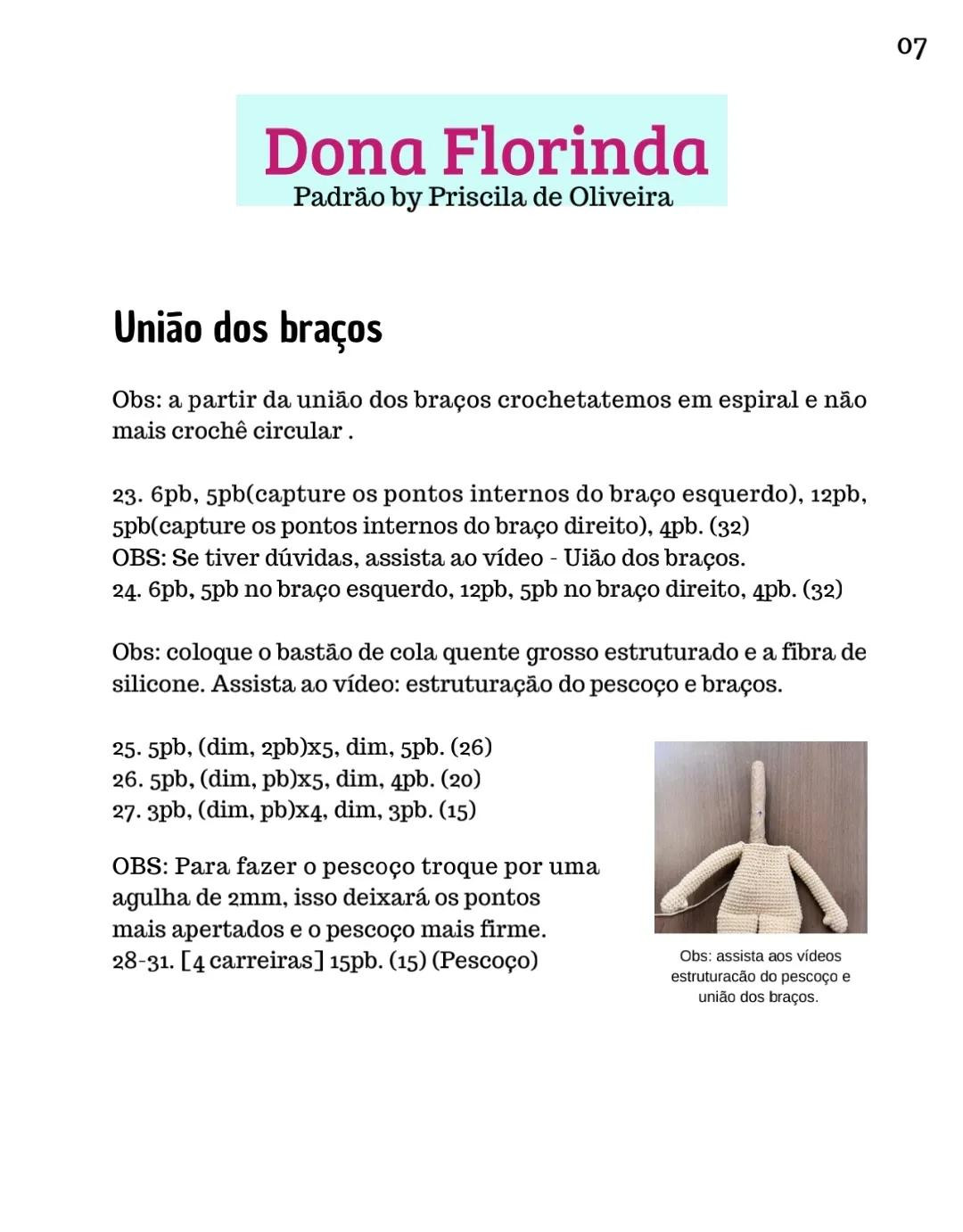 Patrón Amigurumi Dona Florinda: Búp bê tóc quăn với váy màu xanh và hồng