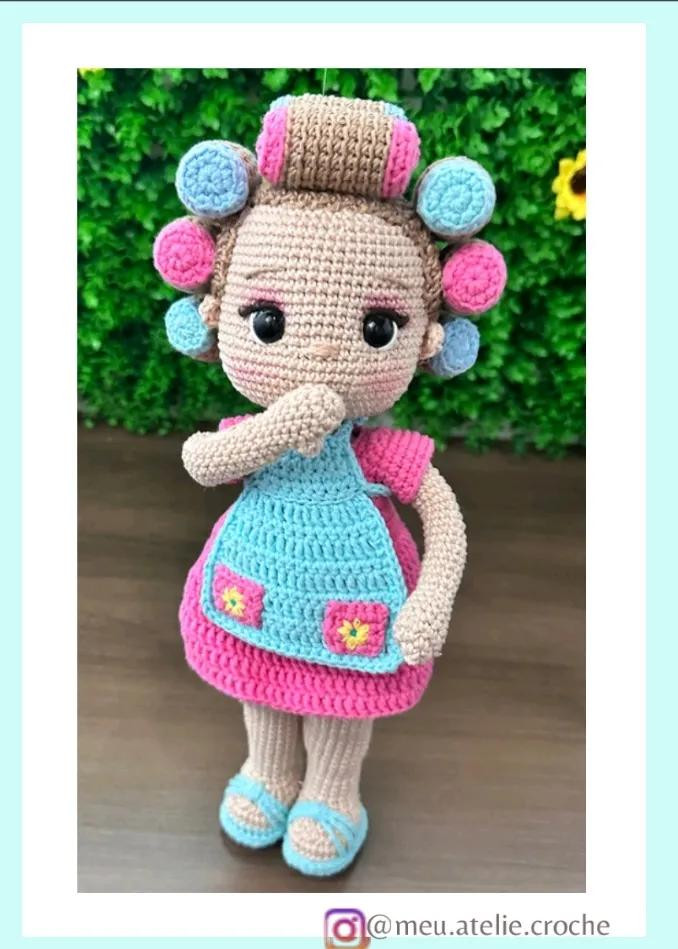 Patrón Amigurumi Dona Florinda: Búp bê tóc quăn với váy màu xanh và hồng