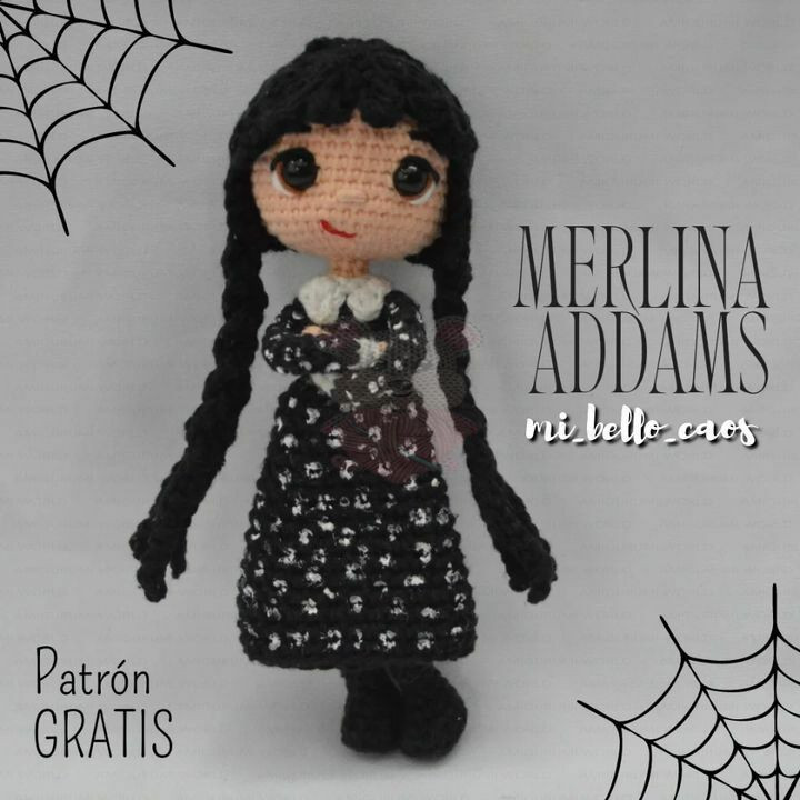 Patrón Amigurumi Gratis: Búp bê Merlin Addams tóc đen dài, váy in xương trắng, mắt to và mũ phù thủy